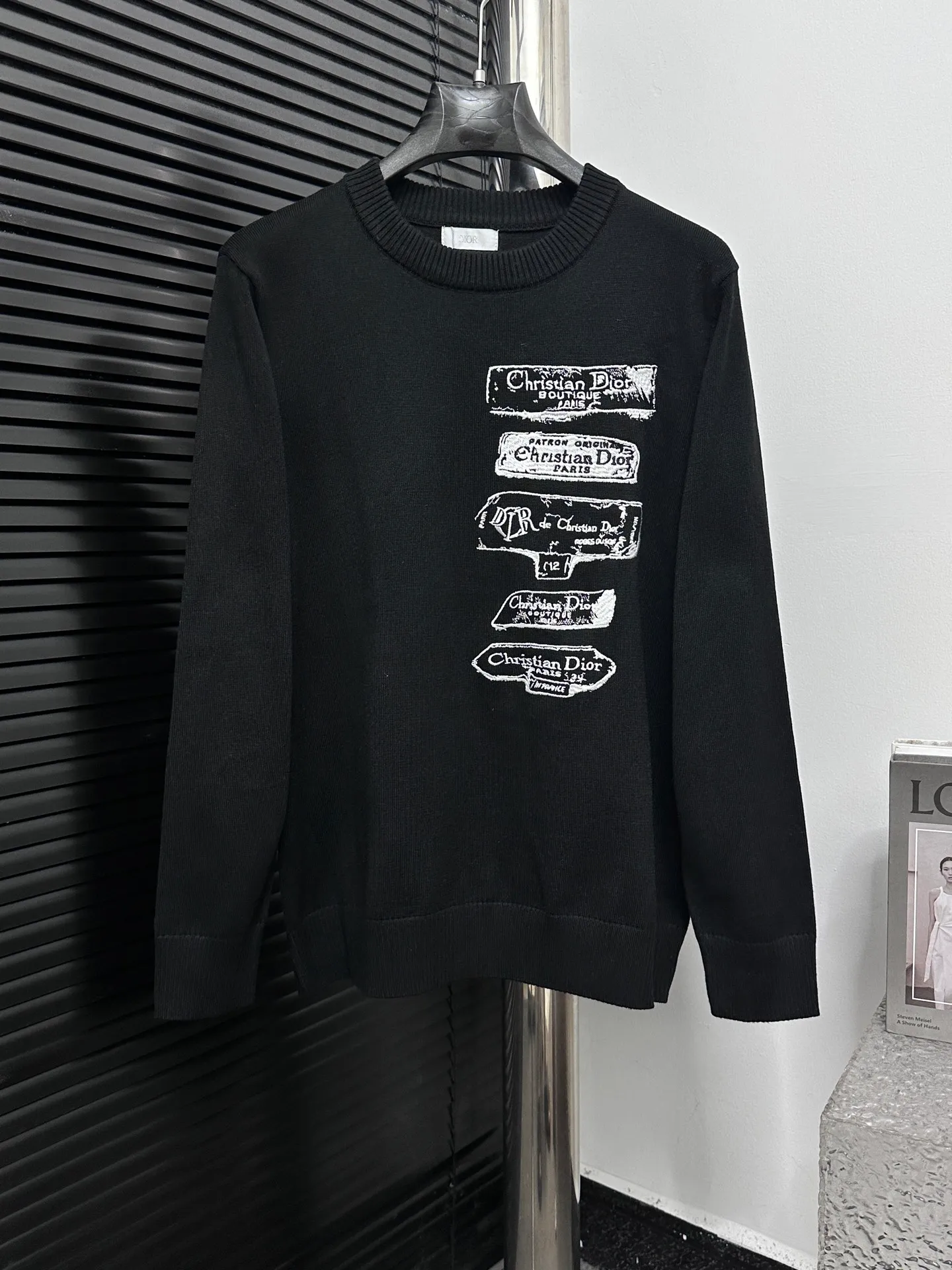 🅿️330 [Dior] Dior 25ss Archives Logo Embroidered Round Neck Knitted Sweater The Archives Labels logo is reinterpreted with an embroidered version of the brand label. Made of white wool jersey with ribbed crew neck, cuffs and hem. It is characterized by timeless charm and is perfect for adding a touch of elegance to spring looks. Archives Labels embroidered at chest. Ribbed crew neck, cuffs, and hem. Size: S M L
