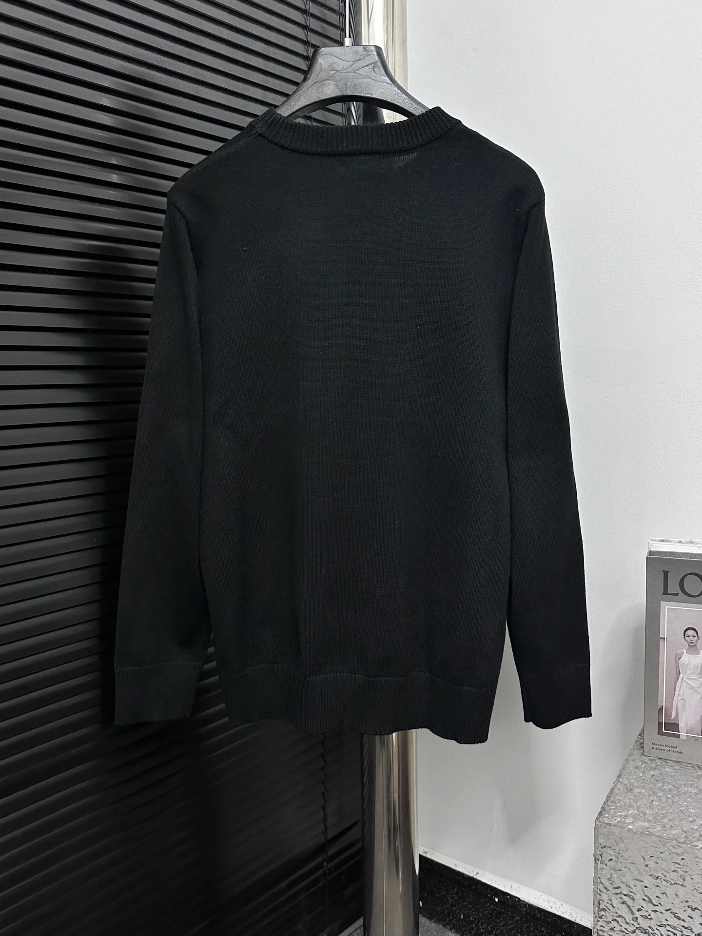 🅿️330 [Dior] Dior 25ss Archives Logo Embroidered Round Neck Knitted Sweater The Archives Labels logo is reinterpreted with an embroidered version of the brand label. Made of white wool jersey with ribbed crew neck, cuffs and hem. It is characterized by timeless charm and is perfect for adding a touch of elegance to spring looks. Archives Labels embroidered at chest. Ribbed crew neck, cuffs, and hem. Size: S M L