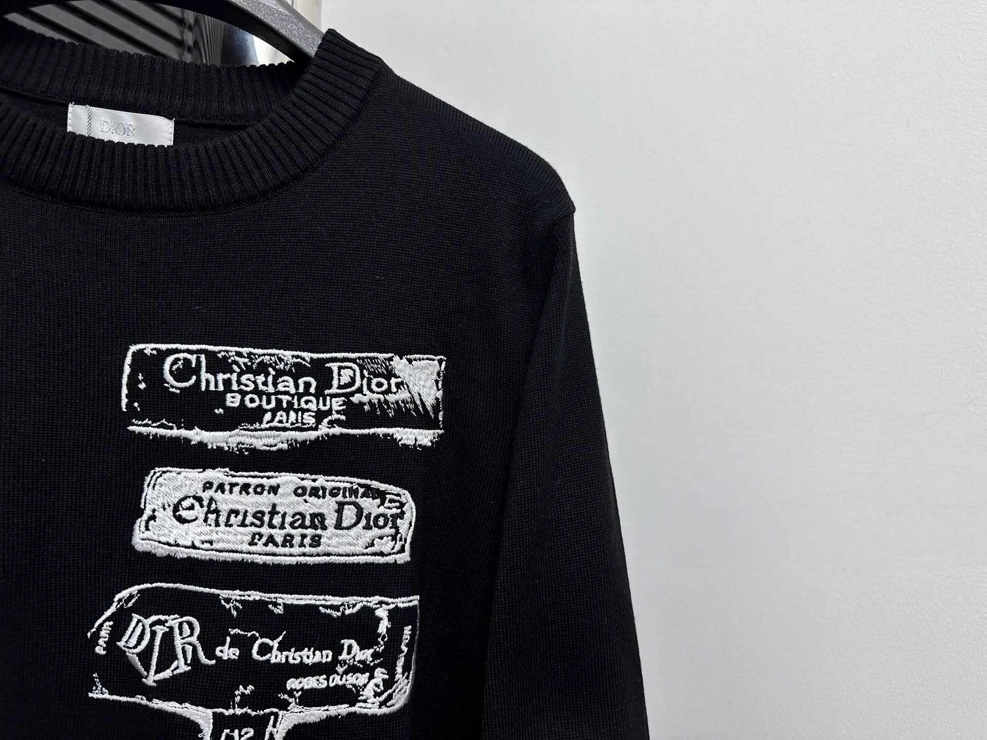 🅿️330 [Dior] Dior 25ss Archives Logo Embroidered Round Neck Knitted Sweater The Archives Labels logo is reinterpreted with an embroidered version of the brand label. Made of white wool jersey with ribbed crew neck, cuffs and hem. It is characterized by timeless charm and is perfect for adding a touch of elegance to spring looks. Archives Labels embroidered at chest. Ribbed crew neck, cuffs, and hem. Size: S M L