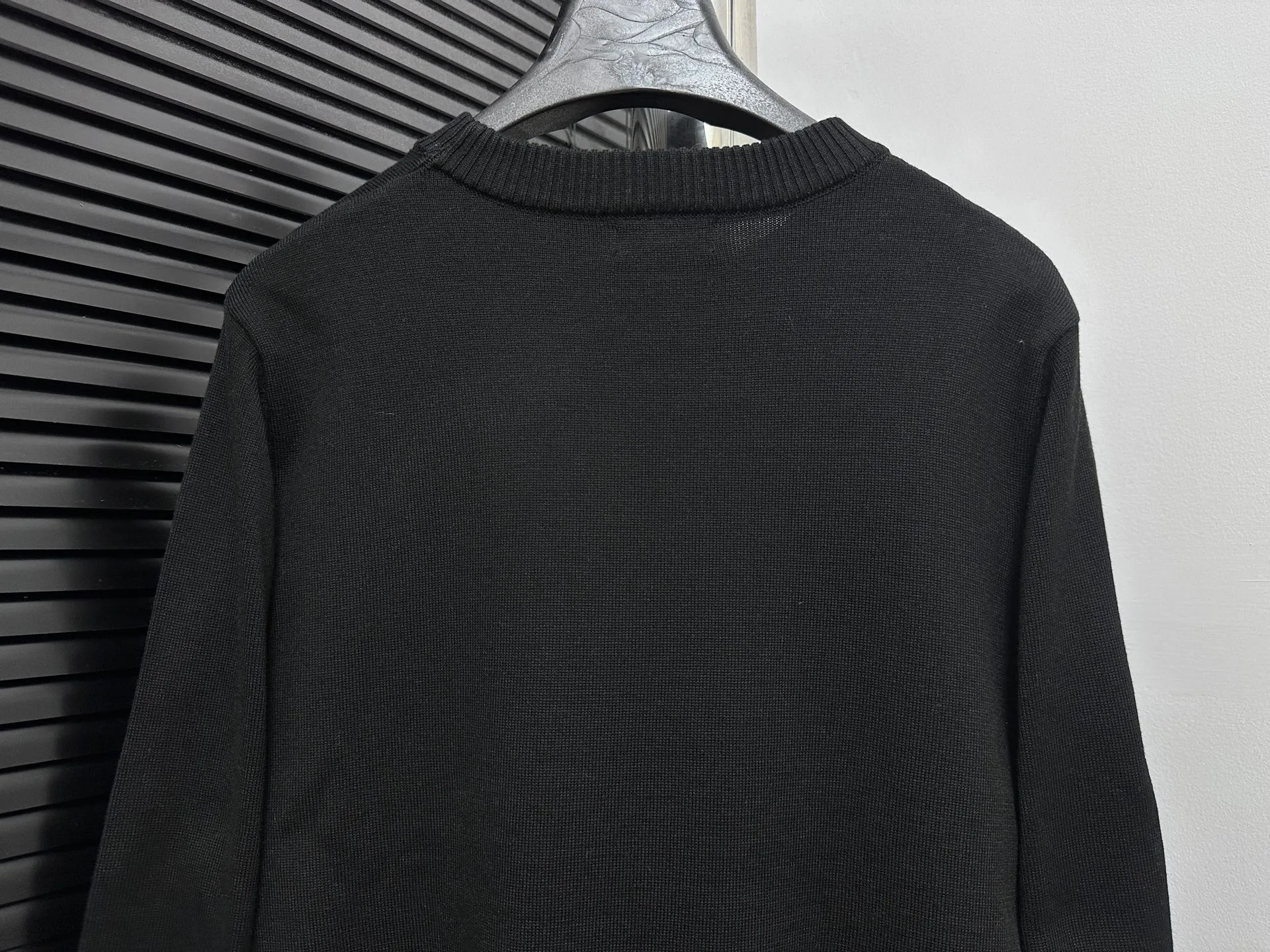 🅿️330 [Dior] Dior 25ss Archives Logo Embroidered Round Neck Knitted Sweater The Archives Labels logo is reinterpreted with an embroidered version of the brand label. Made of white wool jersey with ribbed crew neck, cuffs and hem. It is characterized by timeless charm and is perfect for adding a touch of elegance to spring looks. Archives Labels embroidered at chest. Ribbed crew neck, cuffs, and hem. Size: S M L