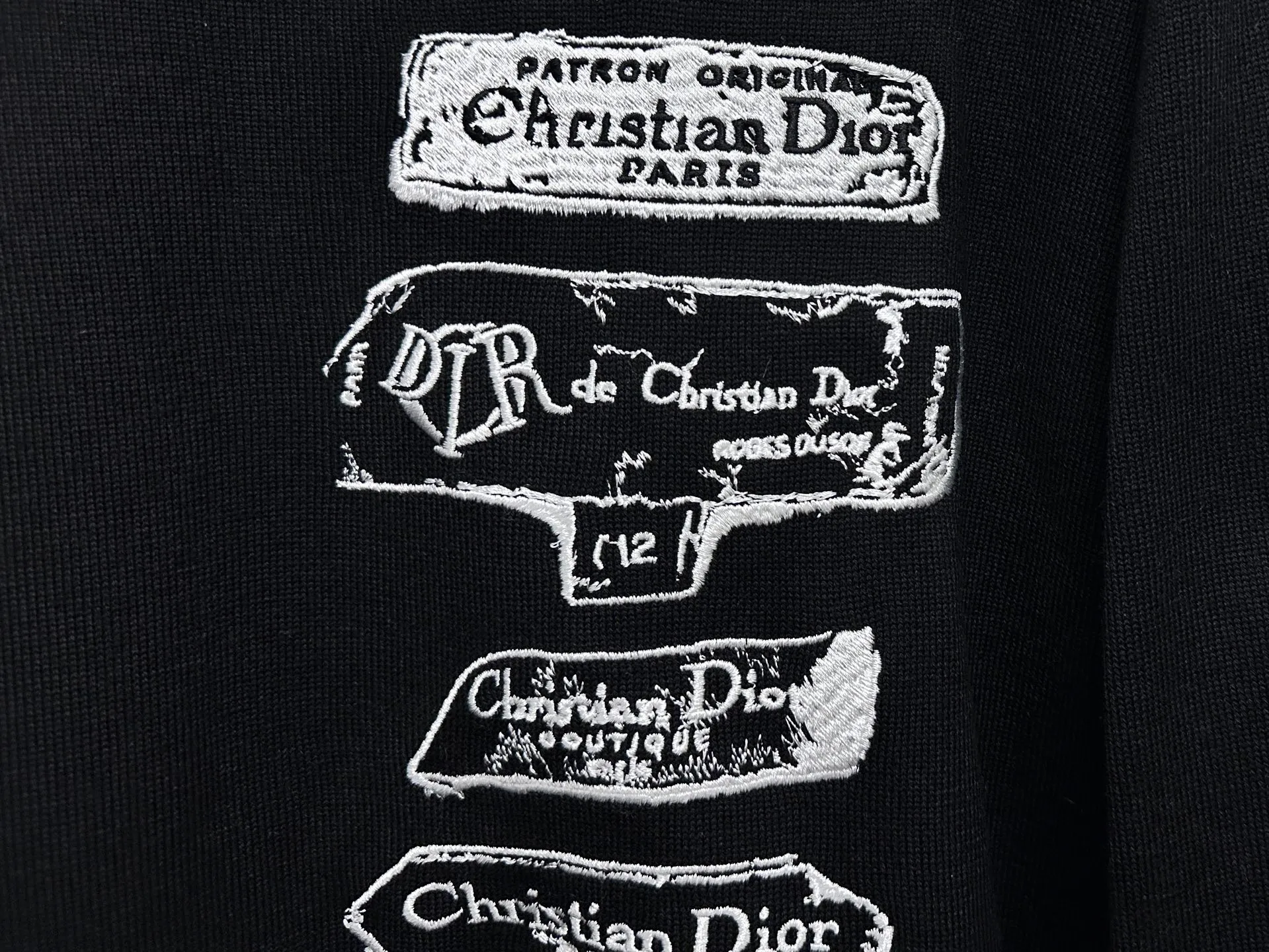 🅿️330 [Dior] Dior 25ss Archives Logo Embroidered Round Neck Knitted Sweater The Archives Labels logo is reinterpreted with an embroidered version of the brand label. Made of white wool jersey with ribbed crew neck, cuffs and hem. It is characterized by timeless charm and is perfect for adding a touch of elegance to spring looks. Archives Labels embroidered at chest. Ribbed crew neck, cuffs, and hem. Size: S M L
