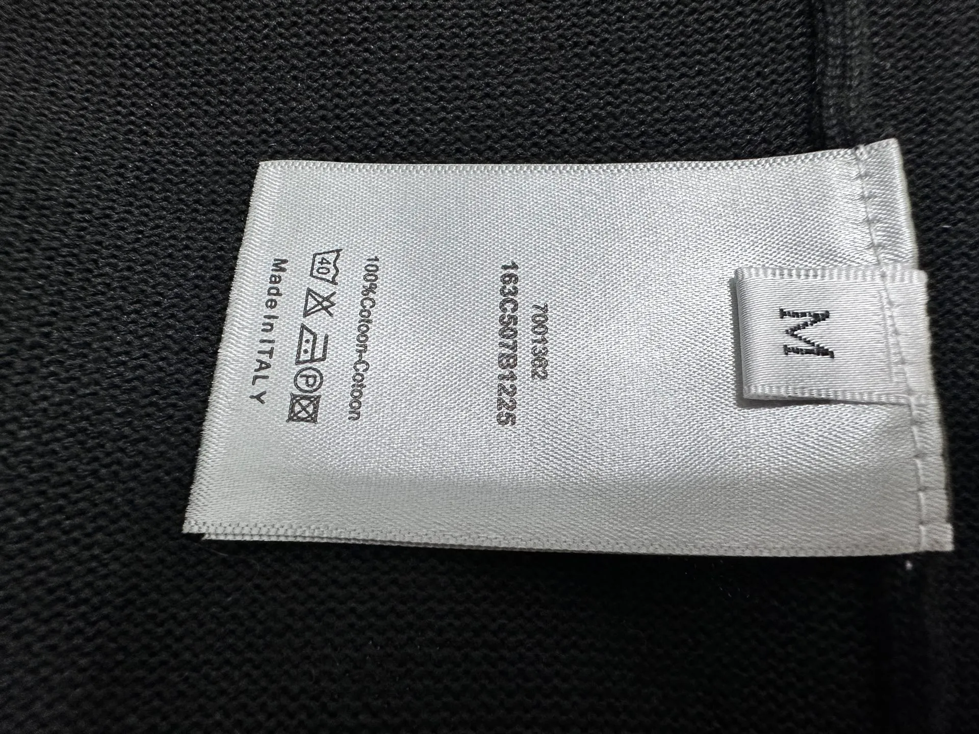 🅿️330 [Dior] Dior 25ss Archives Logo Embroidered Round Neck Knitted Sweater The Archives Labels logo is reinterpreted with an embroidered version of the brand label. Made of white wool jersey with ribbed crew neck, cuffs and hem. It is characterized by timeless charm and is perfect for adding a touch of elegance to spring looks. Archives Labels embroidered at chest. Ribbed crew neck, cuffs, and hem. Size: S M L