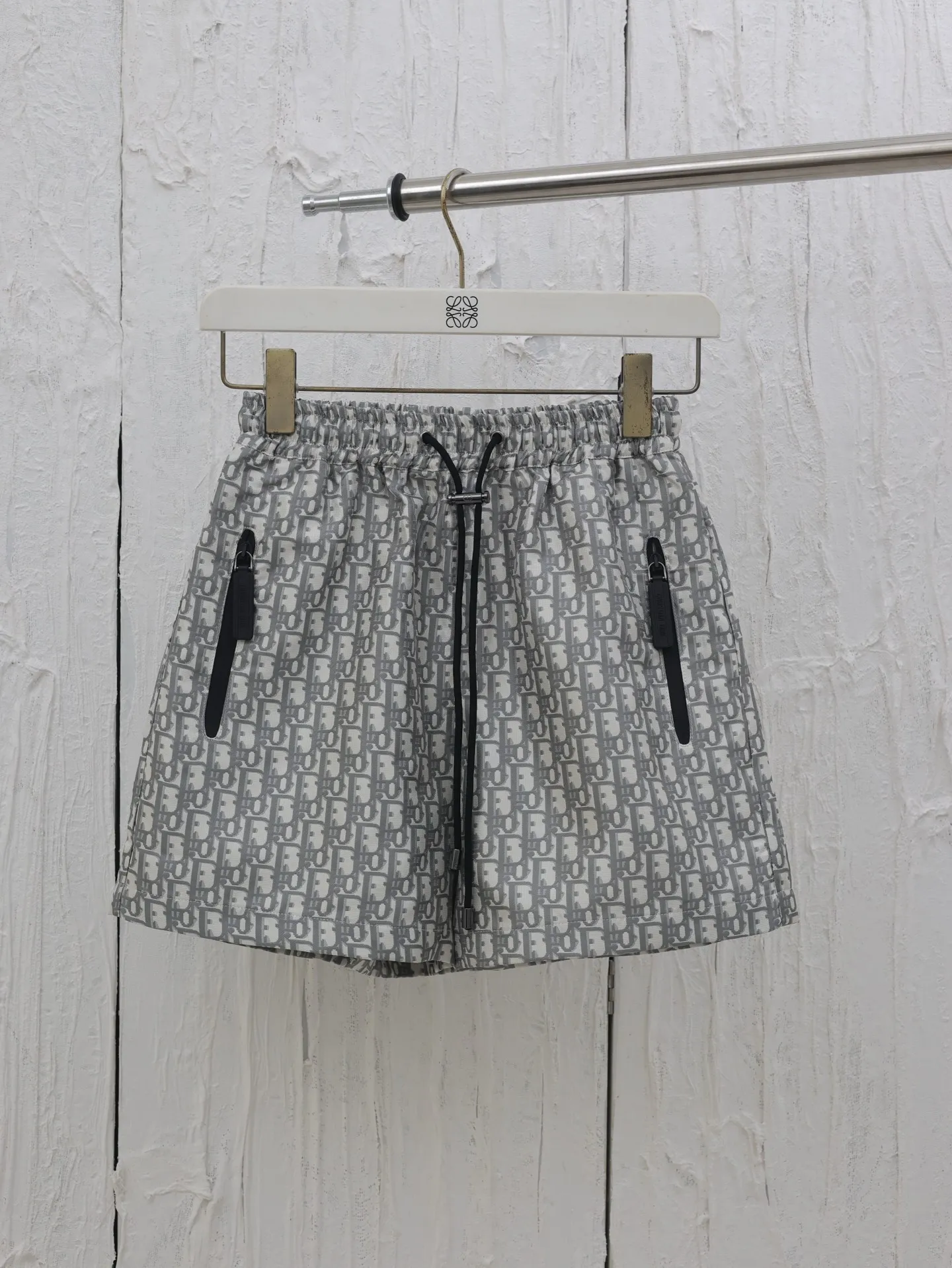 🅿️336 Dio*/Dior 25 new taffeta jacquard shorts are carefully made of taffeta technical jacquard fabric. They are equipped with a waist drawstring and side zipper pockets, which are unique. Decorated with gold oblique print. It refers back to the classic pattern launched by the brand in 1967. It can be matched with the skirt or top of the series to create a haute couture style. Size: S/M/L