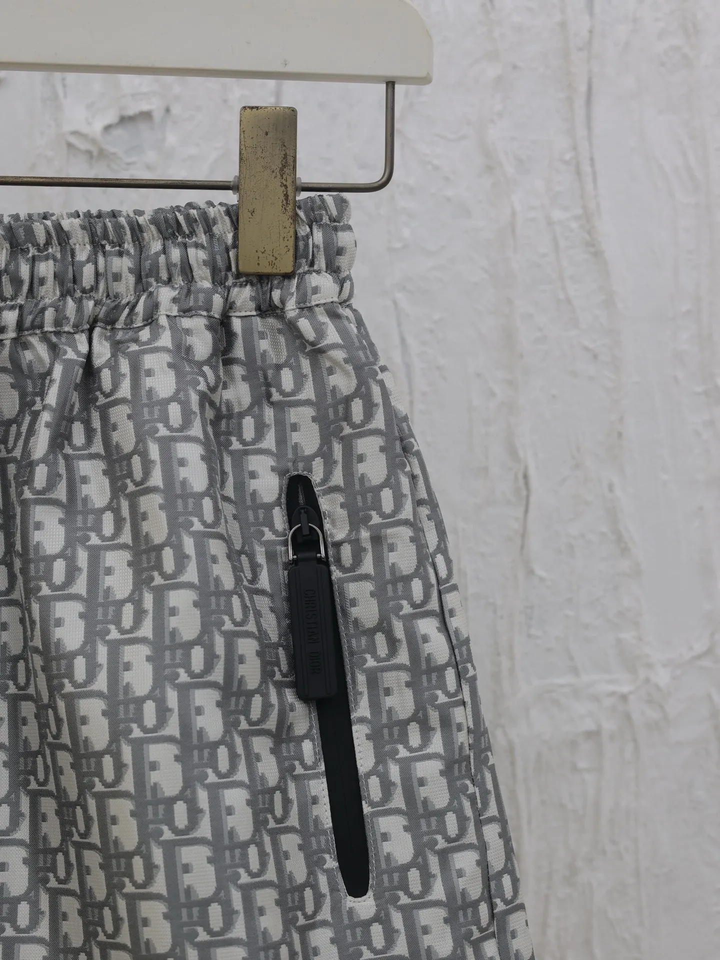 🅿️336 Dio*/Dior 25 new taffeta jacquard shorts are carefully made of taffeta technical jacquard fabric. They are equipped with a waist drawstring and side zipper pockets, which are unique. Decorated with gold oblique print. It refers back to the classic pattern launched by the brand in 1967. It can be matched with the skirt or top of the series to create a haute couture style. Size: S/M/L