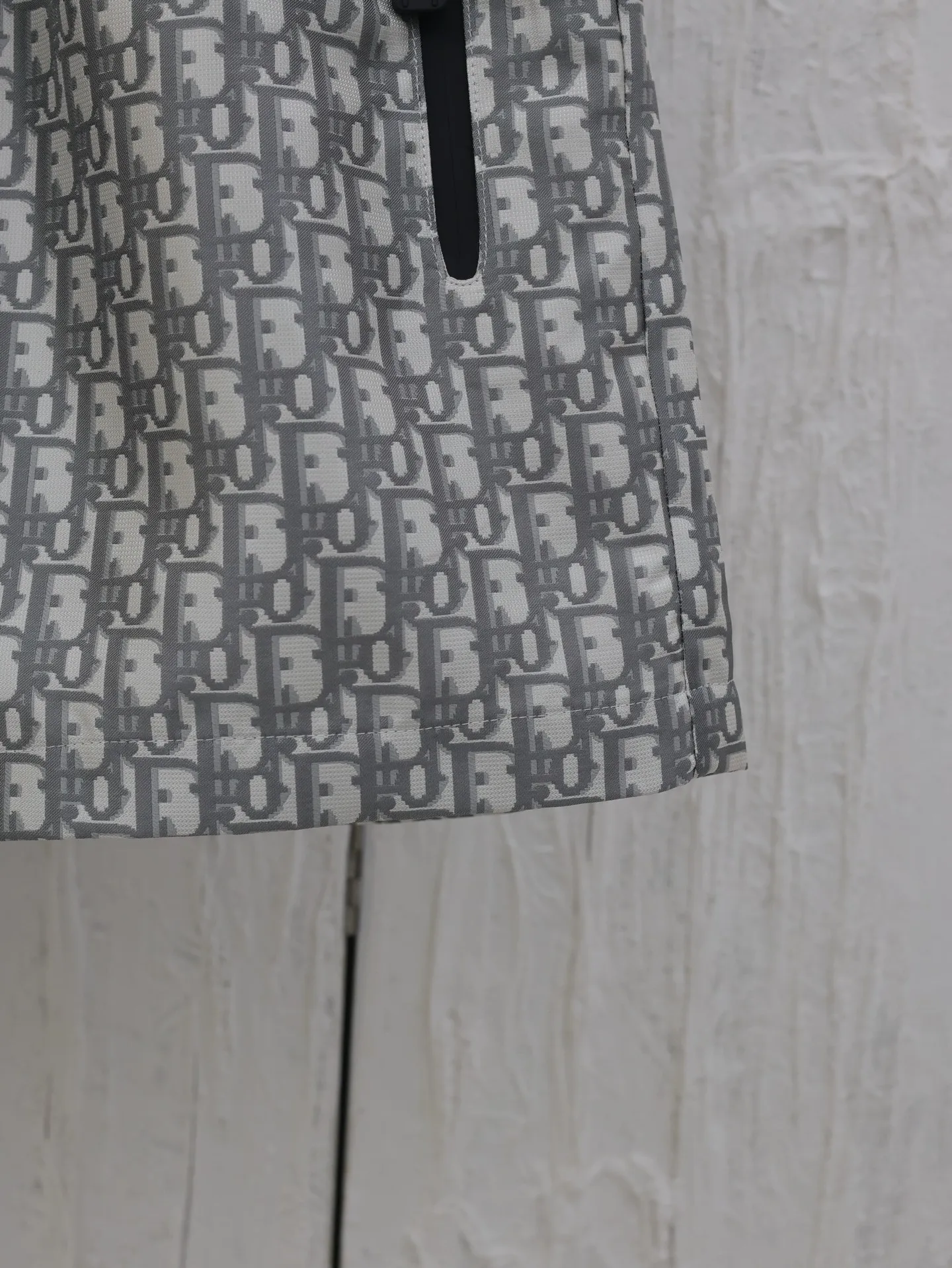🅿️336 Dio*/Dior 25 new taffeta jacquard shorts are carefully made of taffeta technical jacquard fabric. They are equipped with a waist drawstring and side zipper pockets, which are unique. Decorated with gold oblique print. It refers back to the classic pattern launched by the brand in 1967. It can be matched with the skirt or top of the series to create a haute couture style. Size: S/M/L
