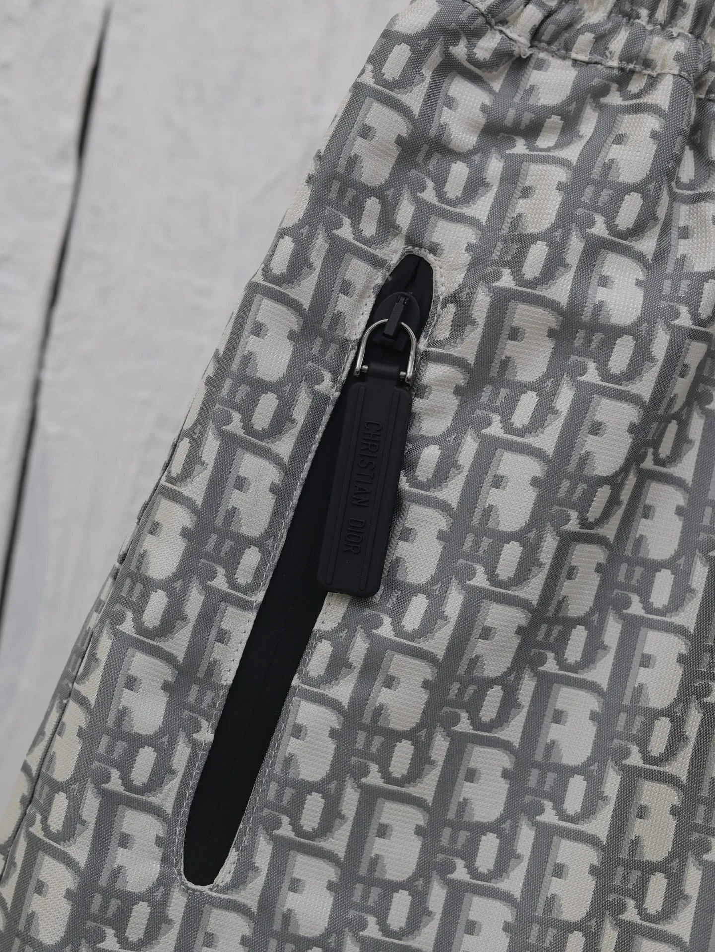 🅿️336 Dio*/Dior 25 new taffeta jacquard shorts are carefully made of taffeta technical jacquard fabric. They are equipped with a waist drawstring and side zipper pockets, which are unique. Decorated with gold oblique print. It refers back to the classic pattern launched by the brand in 1967. It can be matched with the skirt or top of the series to create a haute couture style. Size: S/M/L