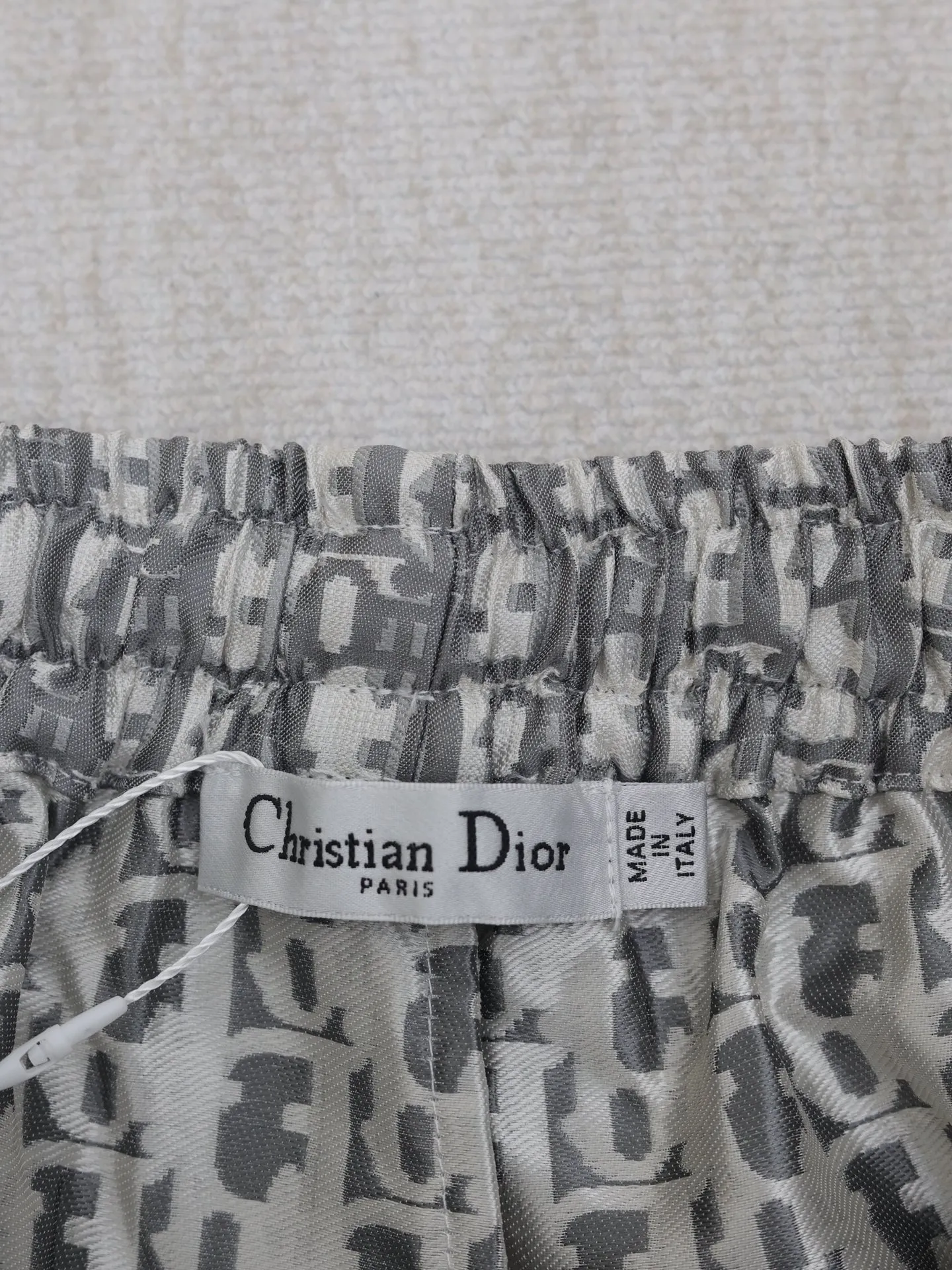 🅿️336 Dio*/Dior 25 new taffeta jacquard shorts are carefully made of taffeta technical jacquard fabric. They are equipped with a waist drawstring and side zipper pockets, which are unique. Decorated with gold oblique print. It refers back to the classic pattern launched by the brand in 1967. It can be matched with the skirt or top of the series to create a haute couture style. Size: S/M/L