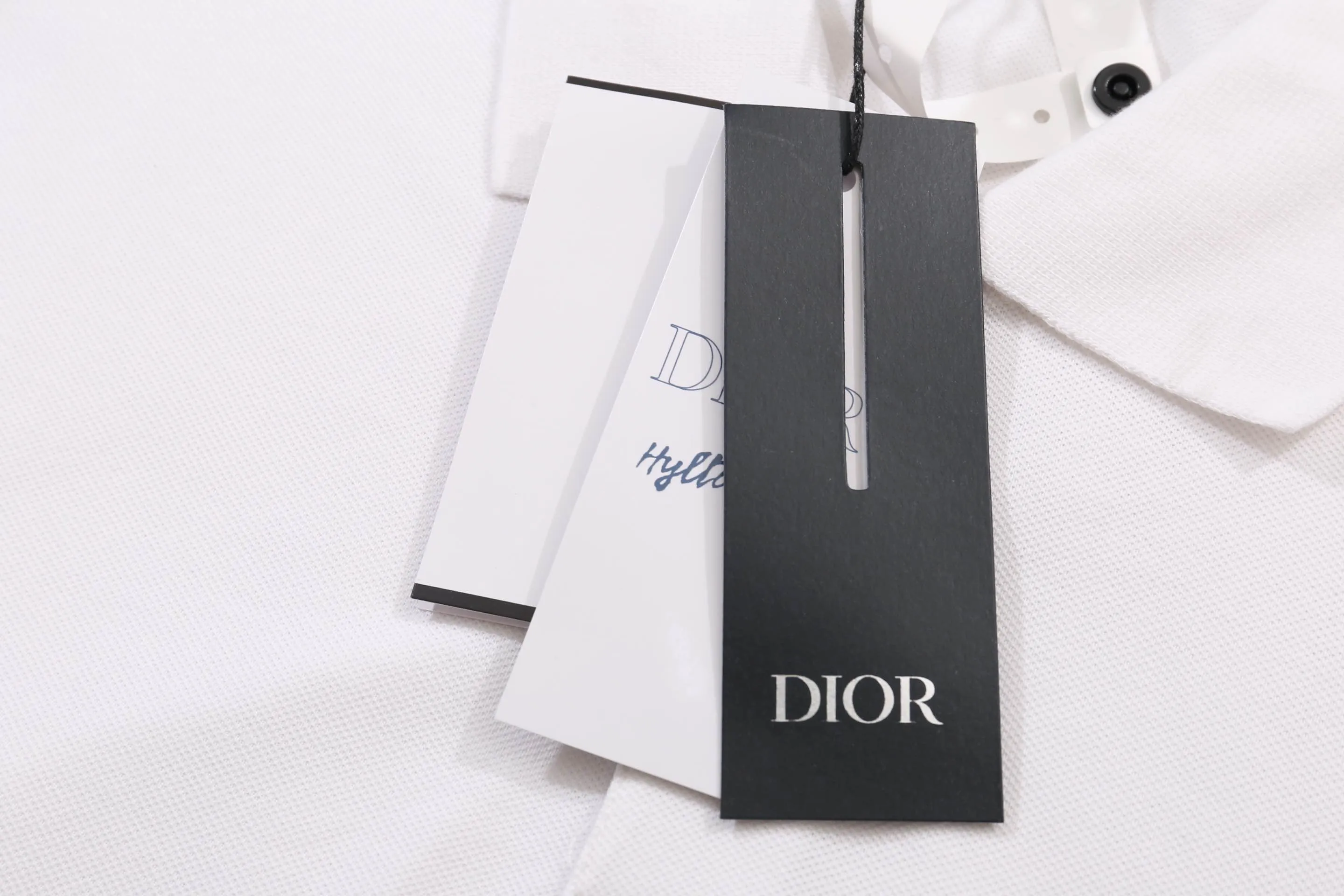 🅿️210 High-quality new DIOR 25SS kitten embroidered Polo shirt The fabric is made of 26 count big-eye double-piqué fabrics. The left side weighs 240 grams. The fabric is made of 95 cotton and 5% fiber. The garment effect is very three-dimensional and breathable. The threads are made of customized pure cotton flat machine threads. High-density 1*1 weave. Long-wearing and long-wearing. Accessories. Buttons are made of natural shell female buttons. The brand's iconic LOGO [Dior] is engraved on the button surface. The embroidery is made using flat embroidery technology. The original custom-dyed matte light is different from the market currency. The number of embroidery needles is 3200. Size: XS-L