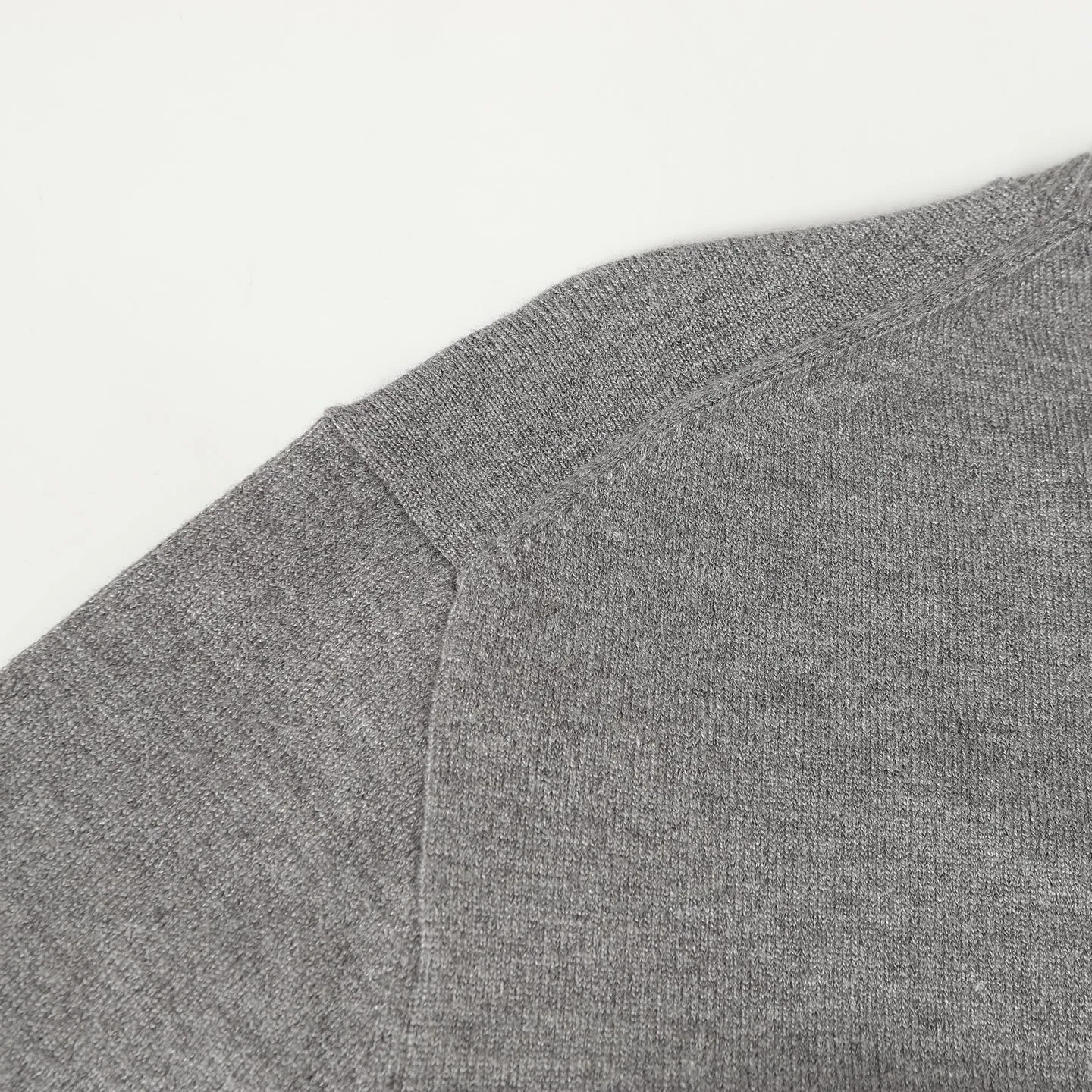 🅿️390 CD 24FW letter embroidered crew neck sweater, originally purchased and developed for 13,000, using 70 wool, 30 camel hair blended 40 count double-ply yarn to carry the ball. The pattern-spun yarn is custom-dyed in gray, and an imported 12-needle knitting machine is used for the plain weave process. The embroidery uses high-density three-dimensional embroidery process, and the entire garment is specially washed with wool to prevent shrinkage. Buttons are custom made of natural resin with logo engraving. Same style for men and women! size: S/M/L
