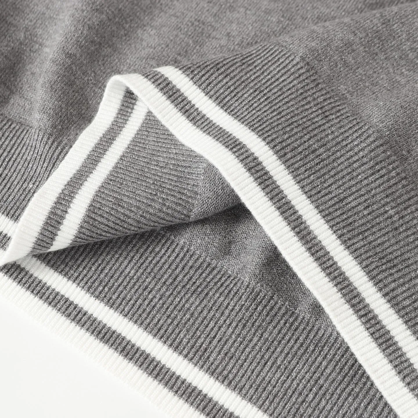 🅿️390 CD 24FW letter embroidered crew neck sweater, originally purchased and developed for 13,000, using 70 wool, 30 camel hair blended 40 count double-ply yarn to carry the ball. The pattern-spun yarn is custom-dyed in gray, and an imported 12-needle knitting machine is used for the plain weave process. The embroidery uses high-density three-dimensional embroidery process, and the entire garment is specially washed with wool to prevent shrinkage. Buttons are custom made of natural resin with logo engraving. Same style for men and women! size: S/M/L
