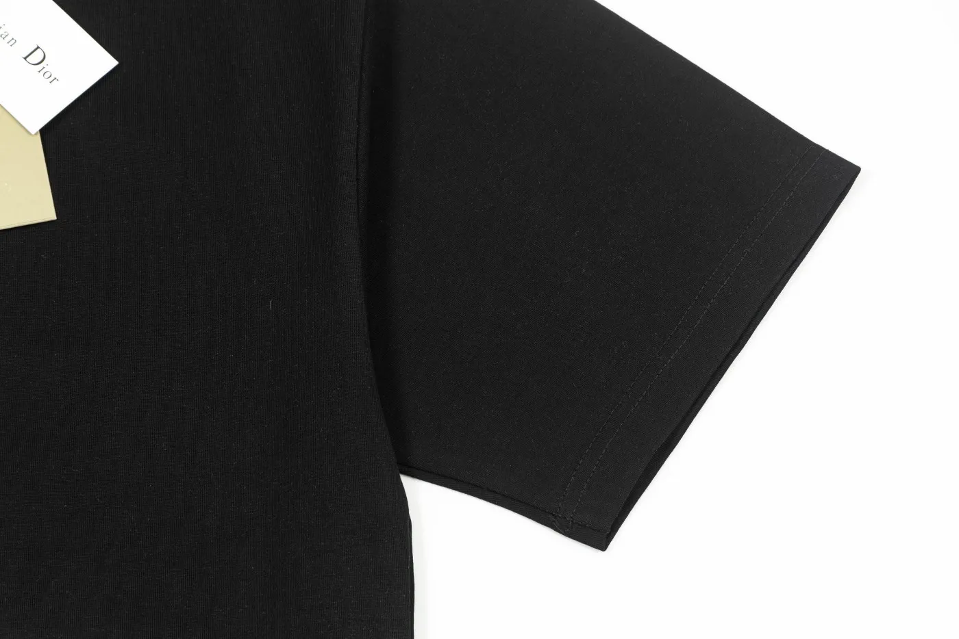 🅿️190 Dior DIOR's new classic embroidered short-sleeved T-shirt, high quality 🔥nylon pure cotton wash hand feel, logo letters embroidered on the front, specially customized ribbing. The fabric is comfortable and soft, restoring the trend brought by special craftsmanship, custom dyed, complete with three standards. Non-market ordinary version. Compare at will. Quality is absolutely guaranteed. Same style for men and women. Color: Black White Size: S M L XL [Style No. D901]