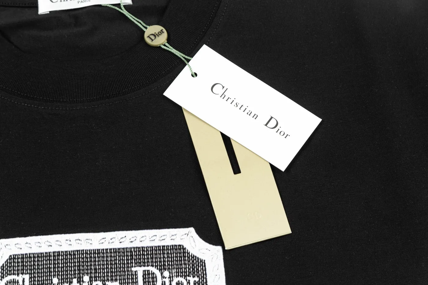 🅿️190 Dior DIOR's new classic embroidered short-sleeved T-shirt, high quality 🔥nylon pure cotton wash hand feel, logo letters embroidered on the front, specially customized ribbing. The fabric is comfortable and soft, restoring the trend brought by special craftsmanship, custom dyed, complete with three standards. Non-market ordinary version. Compare at will. Quality is absolutely guaranteed. Same style for men and women. Color: Black White Size: S M L XL [Style No. D901]