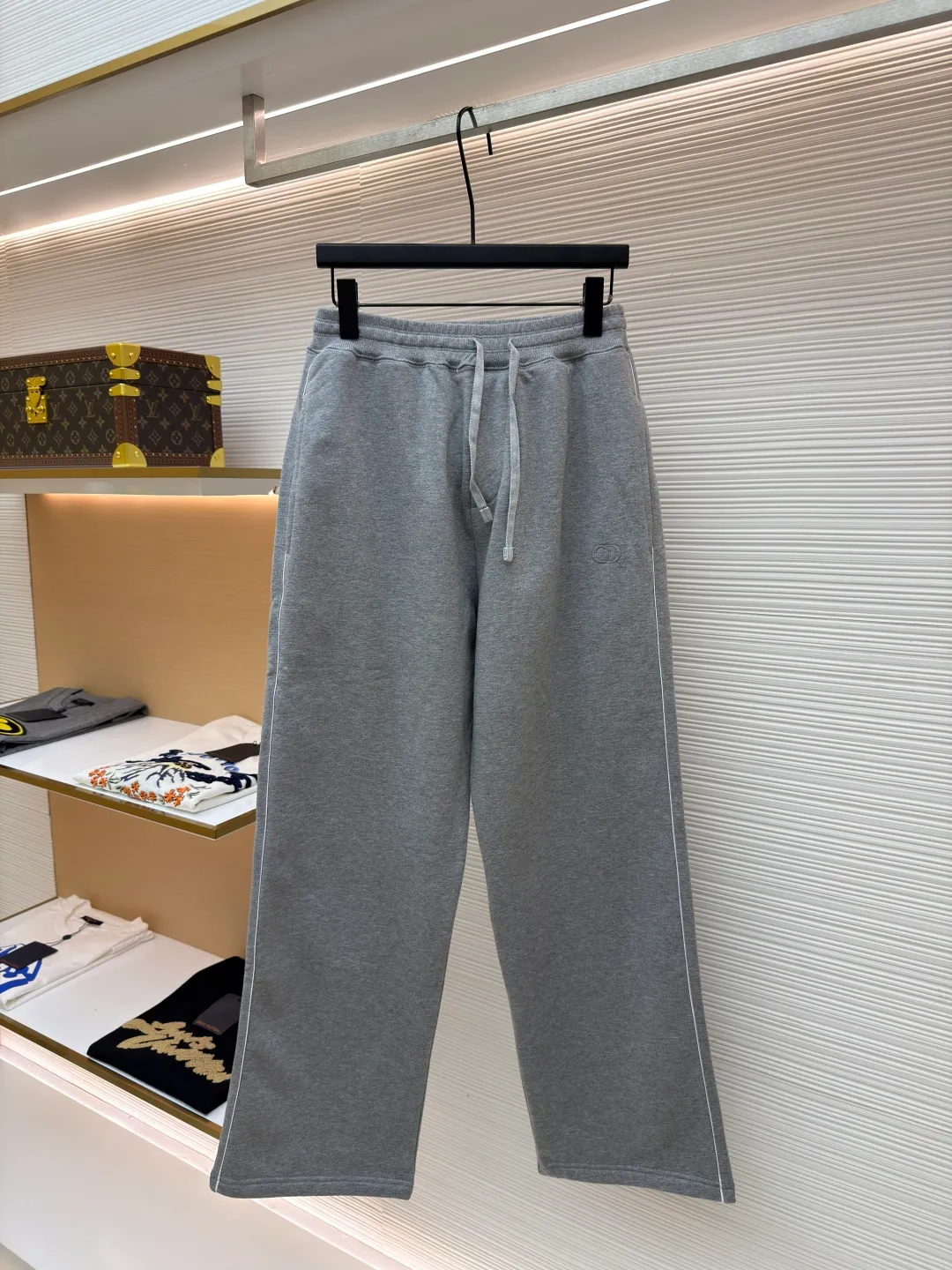 Dior segment-dyed yarn discharge printing trousers ●Original version: purchased and developed for 18,000 ●Item number: 1681136-A60 ●Fabric: fine beaded sail cotton fabric ●Technology: reactive discharge printing production ●Version: fitted version ●Weight: about 800 grams ●Size: S-M-L-XL ●Description: The fabric is made of [40s double-strand fine beaded sail cotton], dyed according to the Y version [custom-dyed bulk fabric color], using [batik technology], [open circular mesh CD letter pattern], using [imported slurry], [active discharge printing technology], [enzyme roller washed] ready-made garments, matching [aluminum alloy disc with letter I-shaped buckle], back waist [flat car sticker genuine leather embossed leather plate]. The overall wiring is straight and delicate, the fabric is comfortable and soft, and the color is consistent without color difference. It can be matched with the same style to create a fashionable look and control various occasions. Customized accessories, complete with three standards, same style for men and women!