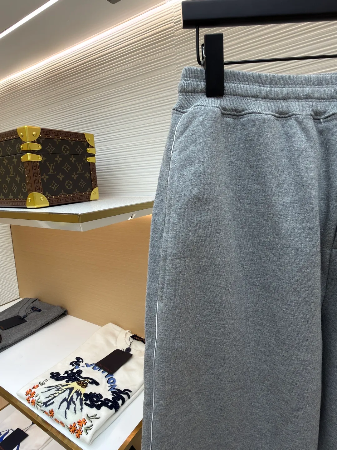Dior segment-dyed yarn discharge printing trousers ●Original version: purchased and developed for 18,000 ●Item number: 1681136-A60 ●Fabric: fine beaded sail cotton fabric ●Technology: reactive discharge printing production ●Version: fitted version ●Weight: about 800 grams ●Size: S-M-L-XL ●Description: The fabric is made of [40s double-strand fine beaded sail cotton], dyed according to the Y version [custom-dyed bulk fabric color], using [batik technology], [open circular mesh CD letter pattern], using [imported slurry], [active discharge printing technology], [enzyme roller washed] ready-made garments, matching [aluminum alloy disc with letter I-shaped buckle], back waist [flat car sticker genuine leather embossed leather plate]. The overall wiring is straight and delicate, the fabric is comfortable and soft, and the color is consistent without color difference. It can be matched with the same style to create a fashionable look and control various occasions. Customized accessories, complete with three standards, same style for men and women!
