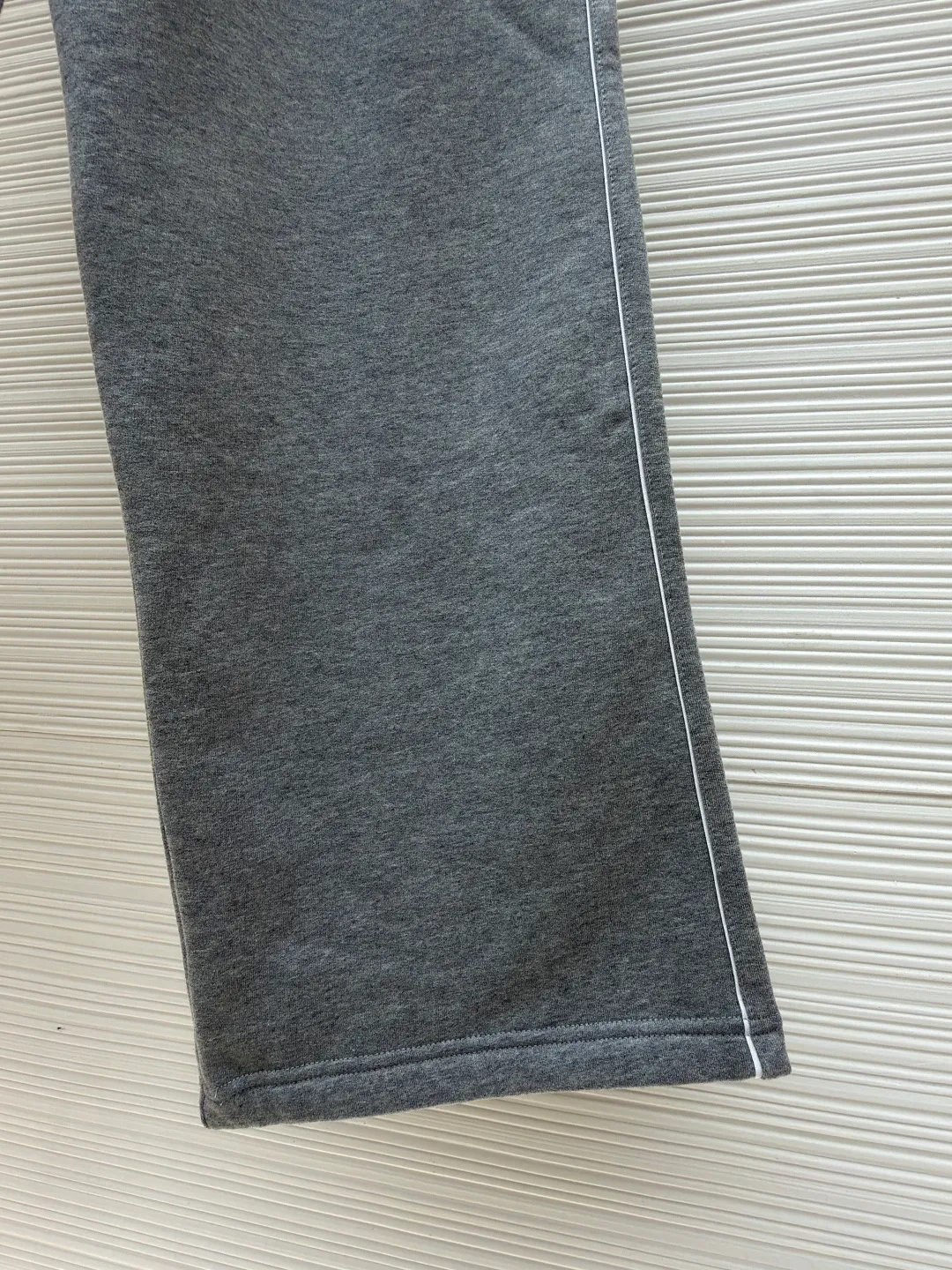 Dior segment-dyed yarn discharge printing trousers ●Original version: purchased and developed for 18,000 ●Item number: 1681136-A60 ●Fabric: fine beaded sail cotton fabric ●Technology: reactive discharge printing production ●Version: fitted version ●Weight: about 800 grams ●Size: S-M-L-XL ●Description: The fabric is made of [40s double-strand fine beaded sail cotton], dyed according to the Y version [custom-dyed bulk fabric color], using [batik technology], [open circular mesh CD letter pattern], using [imported slurry], [active discharge printing technology], [enzyme roller washed] ready-made garments, matching [aluminum alloy disc with letter I-shaped buckle], back waist [flat car sticker genuine leather embossed leather plate]. The overall wiring is straight and delicate, the fabric is comfortable and soft, and the color is consistent without color difference. It can be matched with the same style to create a fashionable look and control various occasions. Customized accessories, complete with three standards, same style for men and women!