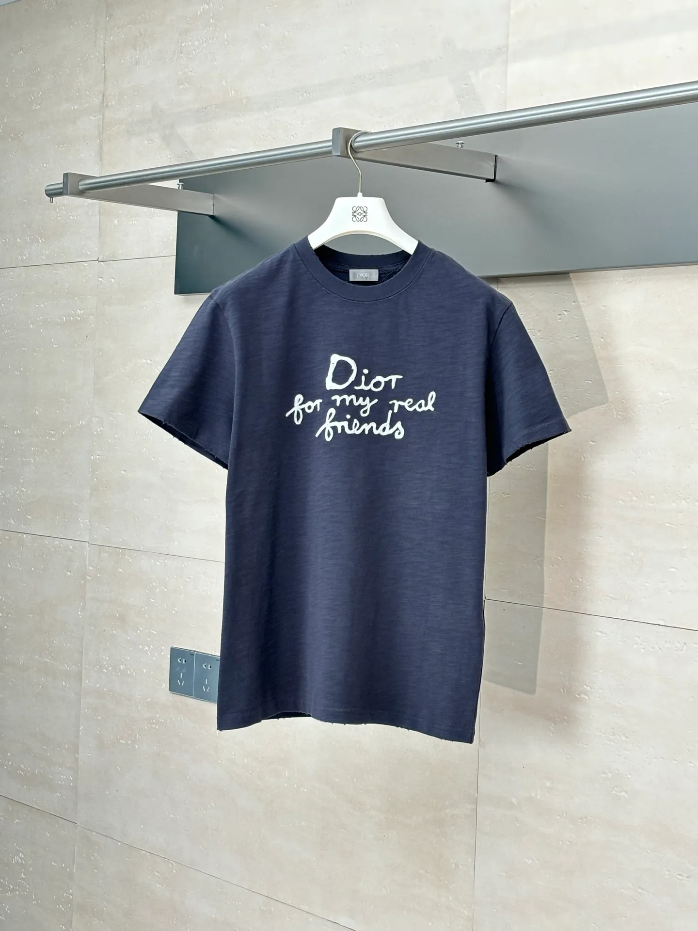 🅿️280 Dio*/Dior 25 spring and summer new short-sleeved T-shirt with letter embroidery logo. Customized 32 pieces of 280g combed fabric, original craft thread. Designed with letter logo embroidery technology, simple and elegant, easy and versatile, classic silhouette with ribbed round collar. Collar, sleeves and hem are embellished with burnt flower effect to enhance style. Casual tailoring, can be paired with bottoms of the same season to create a fashionable look. Size: S/M/L/XL