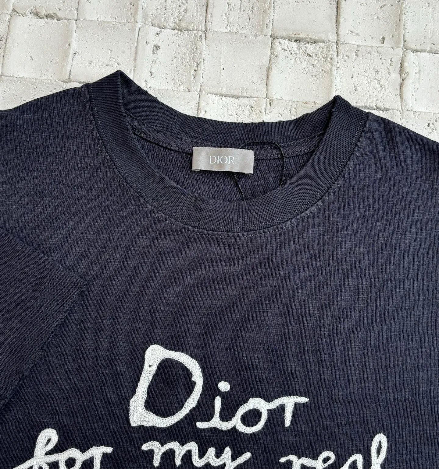 🅿️280 Dio*/Dior 25 spring and summer new short-sleeved T-shirt with letter embroidery logo. Customized 32 pieces of 280g combed fabric, original craft thread. Designed with letter logo embroidery technology, simple and elegant, easy and versatile, classic silhouette with ribbed round collar. Collar, sleeves and hem are embellished with burnt flower effect to enhance style. Casual tailoring, can be paired with bottoms of the same season to create a fashionable look. Size: S/M/L/XL
