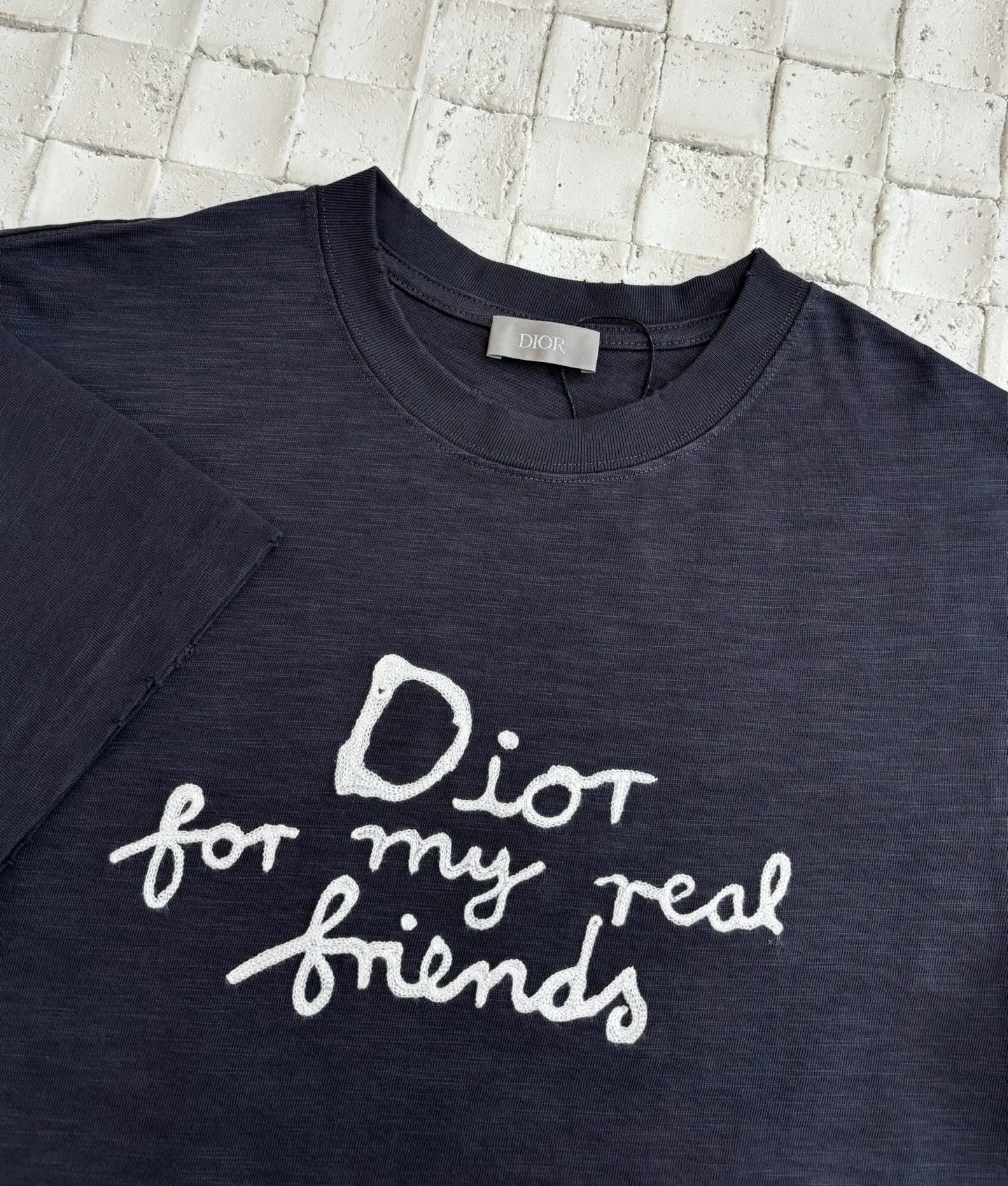 🅿️280 Dio*/Dior 25 spring and summer new short-sleeved T-shirt with letter embroidery logo. Customized 32 pieces of 280g combed fabric, original craft thread. Designed with letter logo embroidery technology, simple and elegant, easy and versatile, classic silhouette with ribbed round collar. Collar, sleeves and hem are embellished with burnt flower effect to enhance style. Casual tailoring, can be paired with bottoms of the same season to create a fashionable look. Size: S/M/L/XL