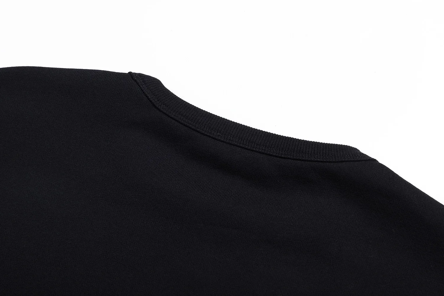 🅿️360 [Exclusive supply] CD small letter slogan printed round neck sweatshirt (black) The original version was purchased for 6,700 and developed. The fabric is made of 380g combed cotton double-ply terry sweatshirt material. This Montaigne is a new product in the 2025 winter series, highlighting the Dior heritage. Crafted from lightweight black cotton fleece, it features the Dior Montaigne print on the chest. Relaxed cut, can be worn with it to create a sophisticated casual look. Cotton fleece fabric is a knitted fabric made of 100% cotton. Through processes such as brushing and raising, a short layer of fluff is formed on the surface of the fabric. The advantages of this kind of fabric are that it has a soft texture, good breathability, good hygroscopicity, and no static electricity. It also has a certain degree of elasticity and can well maintain the shape of the clothing. In addition, cotton fleece terry fabric also has good thermal insulation properties, which can effectively lock in temperature and keep you warm. Size:S/M/L/XL