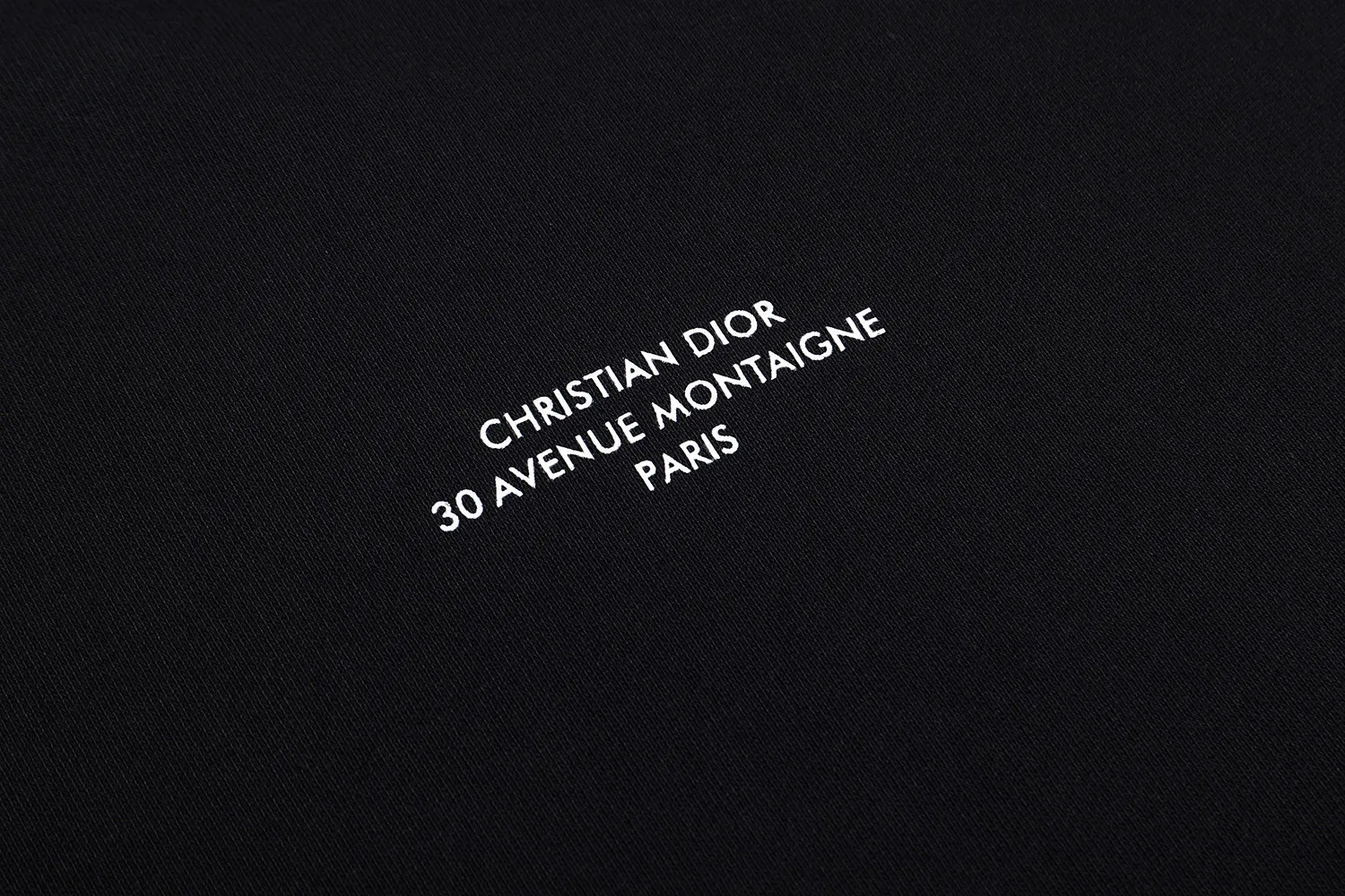🅿️360 [Exclusive supply] CD small letter slogan printed round neck sweatshirt (black) The original version was purchased for 6,700 and developed. The fabric is made of 380g combed cotton double-ply terry sweatshirt material. This Montaigne is a new product in the 2025 winter series, highlighting the Dior heritage. Crafted from lightweight black cotton fleece, it features the Dior Montaigne print on the chest. Relaxed cut, can be worn with it to create a sophisticated casual look. Cotton fleece fabric is a knitted fabric made of 100% cotton. Through processes such as brushing and raising, a short layer of fluff is formed on the surface of the fabric. The advantages of this kind of fabric are that it has a soft texture, good breathability, good hygroscopicity, and no static electricity. It also has a certain degree of elasticity and can well maintain the shape of the clothing. In addition, cotton fleece terry fabric also has good thermal insulation properties, which can effectively lock in temperature and keep you warm. Size:S/M/L/XL