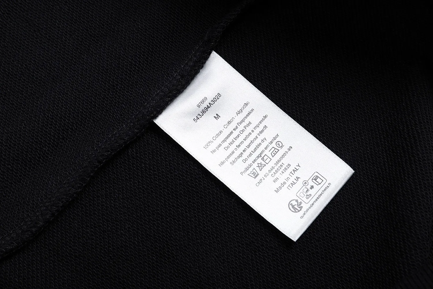 🅿️360 [Exclusive supply] CD small letter slogan printed round neck sweatshirt (black) The original version was purchased for 6,700 and developed. The fabric is made of 380g combed cotton double-ply terry sweatshirt material. This Montaigne is a new product in the 2025 winter series, highlighting the Dior heritage. Crafted from lightweight black cotton fleece, it features the Dior Montaigne print on the chest. Relaxed cut, can be worn with it to create a sophisticated casual look. Cotton fleece fabric is a knitted fabric made of 100% cotton. Through processes such as brushing and raising, a short layer of fluff is formed on the surface of the fabric. The advantages of this kind of fabric are that it has a soft texture, good breathability, good hygroscopicity, and no static electricity. It also has a certain degree of elasticity and can well maintain the shape of the clothing. In addition, cotton fleece terry fabric also has good thermal insulation properties, which can effectively lock in temperature and keep you warm. Size:S/M/L/XL