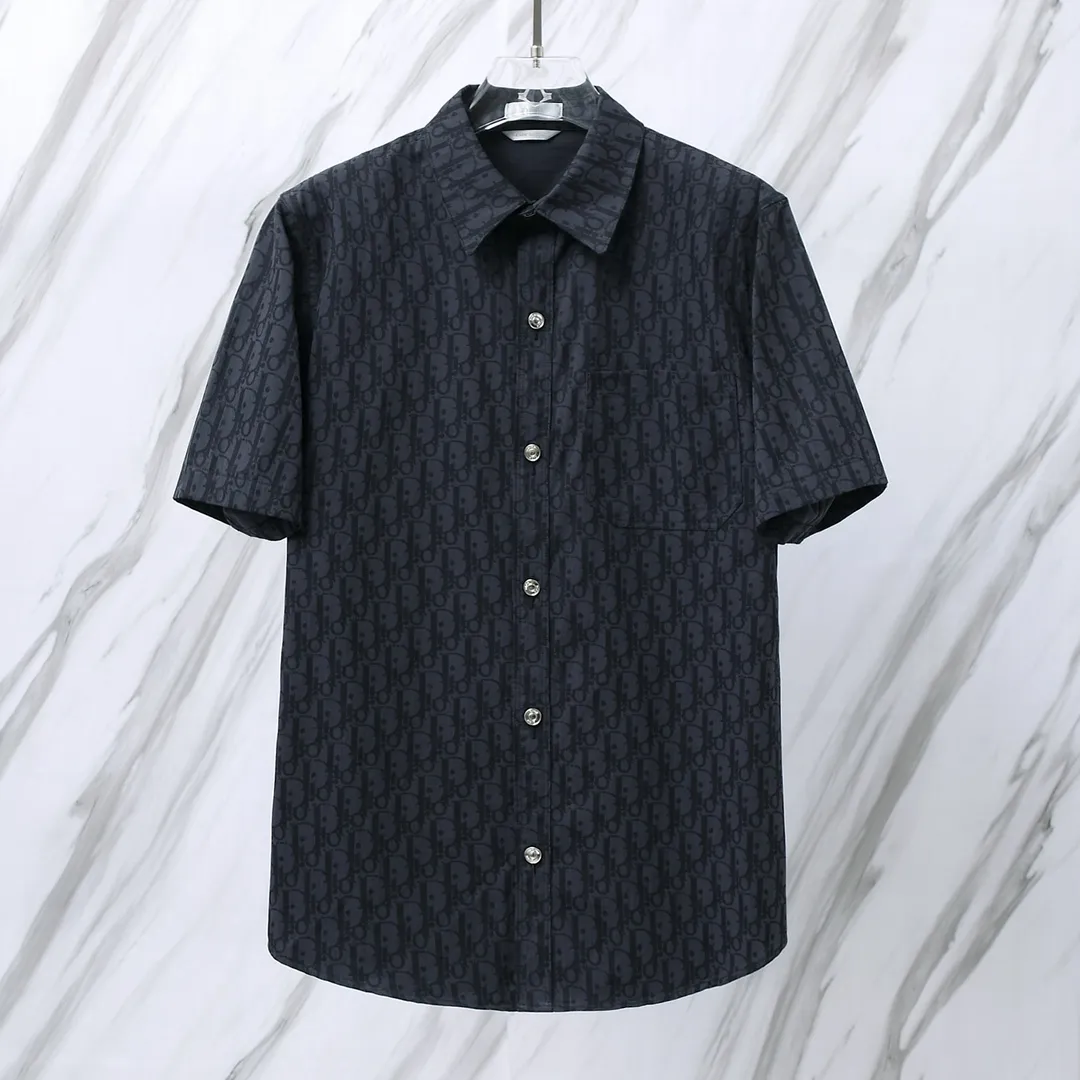 🅿️260 Item No.: D66 (Dior CD all-over letter jacquard short-sleeved shirt) Dior/Dior DR letter-dyed all-over logo jacquard short-sleeved shirt. The fabric is made of high-definition fabrics. It is based on the original version and is independently completed in 36 processes in the own brand factory assembly line. Exquisite workmanship, neat routing, fine stitch length, loose and versatile version, casual and fashionable trend The buttons are made of exclusive molded aluminum buttons, which are not easy to rust after being stored for a long time after washing. The "Dior" letters on the small buttons on the pockets are clearly visible. The letters on the fabric are printed using a discharge printing process, which is to change the color of the original yarn into dark blue. It is not the so-called printed or jacquard fabric on the market. The texture of the fabric is thick and stiff, and the fabric characteristics are not easy to wrinkle. The dyeing yarn restores the original color. The packaging uses a new packaging bag with DR letters. The packaging tags are complete. The same style for men and women. Color: dark blue Size: 38/39/40/41