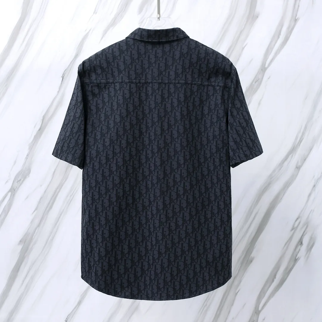 🅿️260 Item No.: D66 (Dior CD all-over letter jacquard short-sleeved shirt) Dior/Dior DR letter-dyed all-over logo jacquard short-sleeved shirt. The fabric is made of high-definition fabrics. It is based on the original version and is independently completed in 36 processes in the own brand factory assembly line. Exquisite workmanship, neat routing, fine stitch length, loose and versatile version, casual and fashionable trend The buttons are made of exclusive molded aluminum buttons, which are not easy to rust after being stored for a long time after washing. The "Dior" letters on the small buttons on the pockets are clearly visible. The letters on the fabric are printed using a discharge printing process, which is to change the color of the original yarn into dark blue. It is not the so-called printed or jacquard fabric on the market. The texture of the fabric is thick and stiff, and the fabric characteristics are not easy to wrinkle. The dyeing yarn restores the original color. The packaging uses a new packaging bag with DR letters. The packaging tags are complete. The same style for men and women. Color: dark blue Size: 38/39/40/41