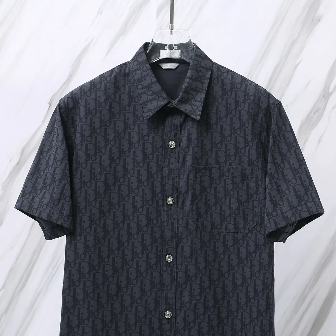 🅿️260 Item No.: D66 (Dior CD all-over letter jacquard short-sleeved shirt) Dior/Dior DR letter-dyed all-over logo jacquard short-sleeved shirt. The fabric is made of high-definition fabrics. It is based on the original version and is independently completed in 36 processes in the own brand factory assembly line. Exquisite workmanship, neat routing, fine stitch length, loose and versatile version, casual and fashionable trend The buttons are made of exclusive molded aluminum buttons, which are not easy to rust after being stored for a long time after washing. The "Dior" letters on the small buttons on the pockets are clearly visible. The letters on the fabric are printed using a discharge printing process, which is to change the color of the original yarn into dark blue. It is not the so-called printed or jacquard fabric on the market. The texture of the fabric is thick and stiff, and the fabric characteristics are not easy to wrinkle. The dyeing yarn restores the original color. The packaging uses a new packaging bag with DR letters. The packaging tags are complete. The same style for men and women. Color: dark blue Size: 38/39/40/41