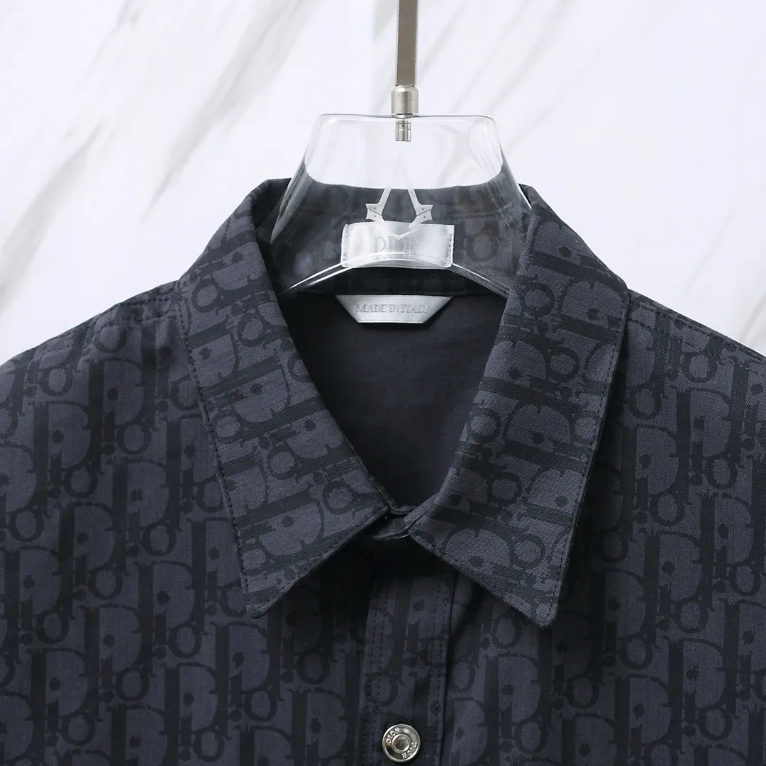 🅿️260 Item No.: D66 (Dior CD all-over letter jacquard short-sleeved shirt) Dior/Dior DR letter-dyed all-over logo jacquard short-sleeved shirt. The fabric is made of high-definition fabrics. It is based on the original version and is independently completed in 36 processes in the own brand factory assembly line. Exquisite workmanship, neat routing, fine stitch length, loose and versatile version, casual and fashionable trend The buttons are made of exclusive molded aluminum buttons, which are not easy to rust after being stored for a long time after washing. The "Dior" letters on the small buttons on the pockets are clearly visible. The letters on the fabric are printed using a discharge printing process, which is to change the color of the original yarn into dark blue. It is not the so-called printed or jacquard fabric on the market. The texture of the fabric is thick and stiff, and the fabric characteristics are not easy to wrinkle. The dyeing yarn restores the original color. The packaging uses a new packaging bag with DR letters. The packaging tags are complete. The same style for men and women. Color: dark blue Size: 38/39/40/41
