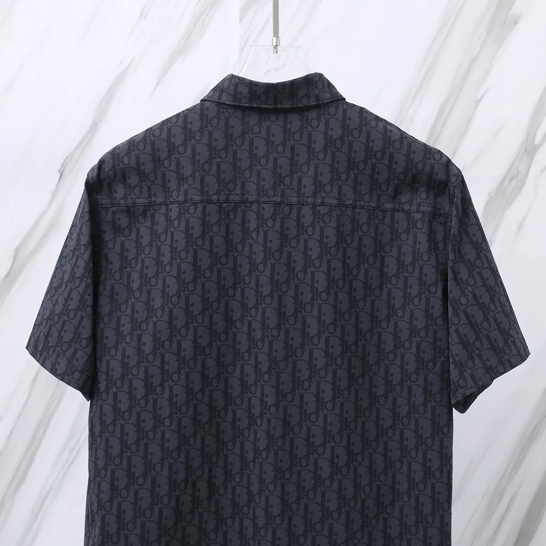 🅿️260 Item No.: D66 (Dior CD all-over letter jacquard short-sleeved shirt) Dior/Dior DR letter-dyed all-over logo jacquard short-sleeved shirt. The fabric is made of high-definition fabrics. It is based on the original version and is independently completed in 36 processes in the own brand factory assembly line. Exquisite workmanship, neat routing, fine stitch length, loose and versatile version, casual and fashionable trend The buttons are made of exclusive molded aluminum buttons, which are not easy to rust after being stored for a long time after washing. The "Dior" letters on the small buttons on the pockets are clearly visible. The letters on the fabric are printed using a discharge printing process, which is to change the color of the original yarn into dark blue. It is not the so-called printed or jacquard fabric on the market. The texture of the fabric is thick and stiff, and the fabric characteristics are not easy to wrinkle. The dyeing yarn restores the original color. The packaging uses a new packaging bag with DR letters. The packaging tags are complete. The same style for men and women. Color: dark blue Size: 38/39/40/41