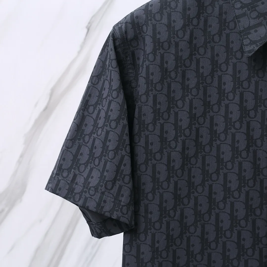 🅿️260 Item No.: D66 (Dior CD all-over letter jacquard short-sleeved shirt) Dior/Dior DR letter-dyed all-over logo jacquard short-sleeved shirt. The fabric is made of high-definition fabrics. It is based on the original version and is independently completed in 36 processes in the own brand factory assembly line. Exquisite workmanship, neat routing, fine stitch length, loose and versatile version, casual and fashionable trend The buttons are made of exclusive molded aluminum buttons, which are not easy to rust after being stored for a long time after washing. The "Dior" letters on the small buttons on the pockets are clearly visible. The letters on the fabric are printed using a discharge printing process, which is to change the color of the original yarn into dark blue. It is not the so-called printed or jacquard fabric on the market. The texture of the fabric is thick and stiff, and the fabric characteristics are not easy to wrinkle. The dyeing yarn restores the original color. The packaging uses a new packaging bag with DR letters. The packaging tags are complete. The same style for men and women. Color: dark blue Size: 38/39/40/41