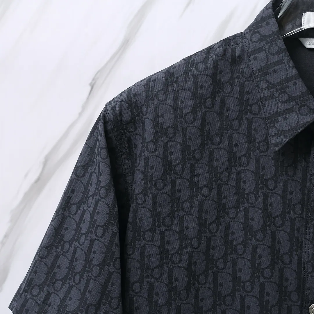 🅿️260 Item No.: D66 (Dior CD all-over letter jacquard short-sleeved shirt) Dior/Dior DR letter-dyed all-over logo jacquard short-sleeved shirt. The fabric is made of high-definition fabrics. It is based on the original version and is independently completed in 36 processes in the own brand factory assembly line. Exquisite workmanship, neat routing, fine stitch length, loose and versatile version, casual and fashionable trend The buttons are made of exclusive molded aluminum buttons, which are not easy to rust after being stored for a long time after washing. The "Dior" letters on the small buttons on the pockets are clearly visible. The letters on the fabric are printed using a discharge printing process, which is to change the color of the original yarn into dark blue. It is not the so-called printed or jacquard fabric on the market. The texture of the fabric is thick and stiff, and the fabric characteristics are not easy to wrinkle. The dyeing yarn restores the original color. The packaging uses a new packaging bag with DR letters. The packaging tags are complete. The same style for men and women. Color: dark blue Size: 38/39/40/41