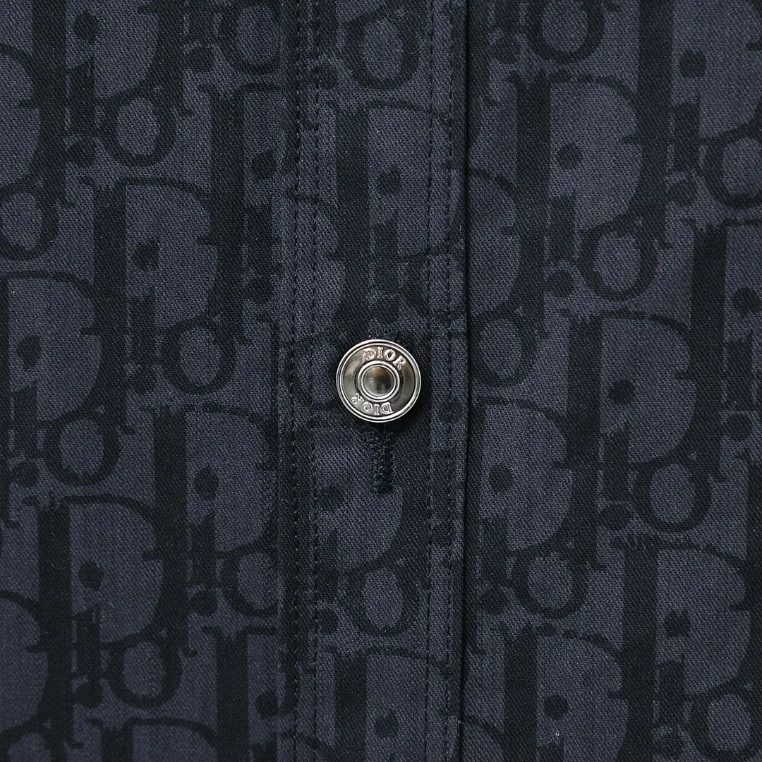 🅿️260 Item No.: D66 (Dior CD all-over letter jacquard short-sleeved shirt) Dior/Dior DR letter-dyed all-over logo jacquard short-sleeved shirt. The fabric is made of high-definition fabrics. It is based on the original version and is independently completed in 36 processes in the own brand factory assembly line. Exquisite workmanship, neat routing, fine stitch length, loose and versatile version, casual and fashionable trend The buttons are made of exclusive molded aluminum buttons, which are not easy to rust after being stored for a long time after washing. The "Dior" letters on the small buttons on the pockets are clearly visible. The letters on the fabric are printed using a discharge printing process, which is to change the color of the original yarn into dark blue. It is not the so-called printed or jacquard fabric on the market. The texture of the fabric is thick and stiff, and the fabric characteristics are not easy to wrinkle. The dyeing yarn restores the original color. The packaging uses a new packaging bag with DR letters. The packaging tags are complete. The same style for men and women. Color: dark blue Size: 38/39/40/41