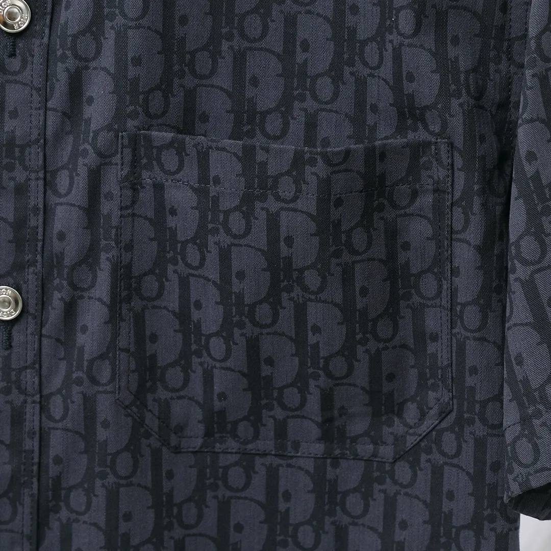 🅿️260 Item No.: D66 (Dior CD all-over letter jacquard short-sleeved shirt) Dior/Dior DR letter-dyed all-over logo jacquard short-sleeved shirt. The fabric is made of high-definition fabrics. It is based on the original version and is independently completed in 36 processes in the own brand factory assembly line. Exquisite workmanship, neat routing, fine stitch length, loose and versatile version, casual and fashionable trend The buttons are made of exclusive molded aluminum buttons, which are not easy to rust after being stored for a long time after washing. The "Dior" letters on the small buttons on the pockets are clearly visible. The letters on the fabric are printed using a discharge printing process, which is to change the color of the original yarn into dark blue. It is not the so-called printed or jacquard fabric on the market. The texture of the fabric is thick and stiff, and the fabric characteristics are not easy to wrinkle. The dyeing yarn restores the original color. The packaging uses a new packaging bag with DR letters. The packaging tags are complete. The same style for men and women. Color: dark blue Size: 38/39/40/41