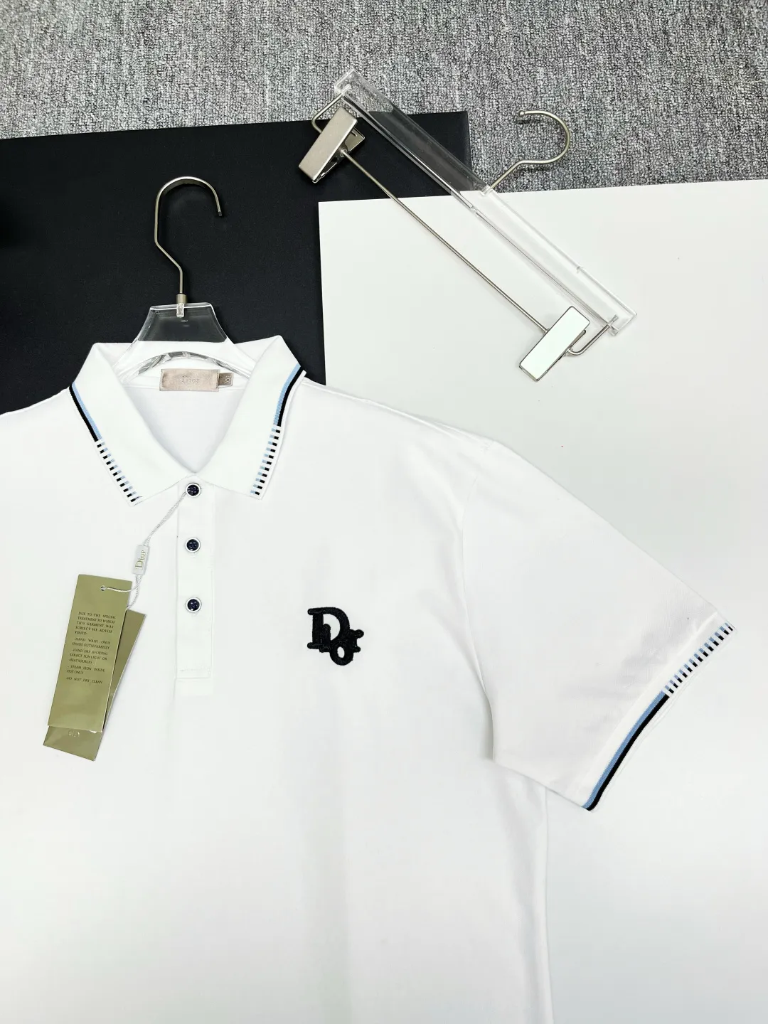 🅿️220 DIOR Dior embroidered new zipper Polo shirt. Original fabric. Official same style. Made of 210 grams of mercerized pique cotton, customized in the same vat dyeing fabric. It feels very comfortable and smooth. The version is quite wide and stylish. Produced by a first-line brand OEM factory. Imported Behringer embroidery machine. The embroidery is full and textured. The collar rib is woven with imported yarn. It will not deform after long-term wear. The latest style for spring and summer. Fashionable and individual. Super versatile and good-looking. It is very suitable for both men and women. It is a must-have item. Color: black, white, red. Size: M-XXXL