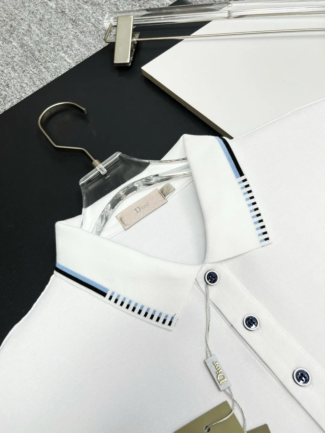 🅿️220 DIOR Dior embroidered new zipper Polo shirt. Original fabric. Official same style. Made of 210 grams of mercerized pique cotton, customized in the same vat dyeing fabric. It feels very comfortable and smooth. The version is quite wide and stylish. Produced by a first-line brand OEM factory. Imported Behringer embroidery machine. The embroidery is full and textured. The collar rib is woven with imported yarn. It will not deform after long-term wear. The latest style for spring and summer. Fashionable and individual. Super versatile and good-looking. It is very suitable for both men and women. It is a must-have item. Color: black, white, red. Size: M-XXXL
