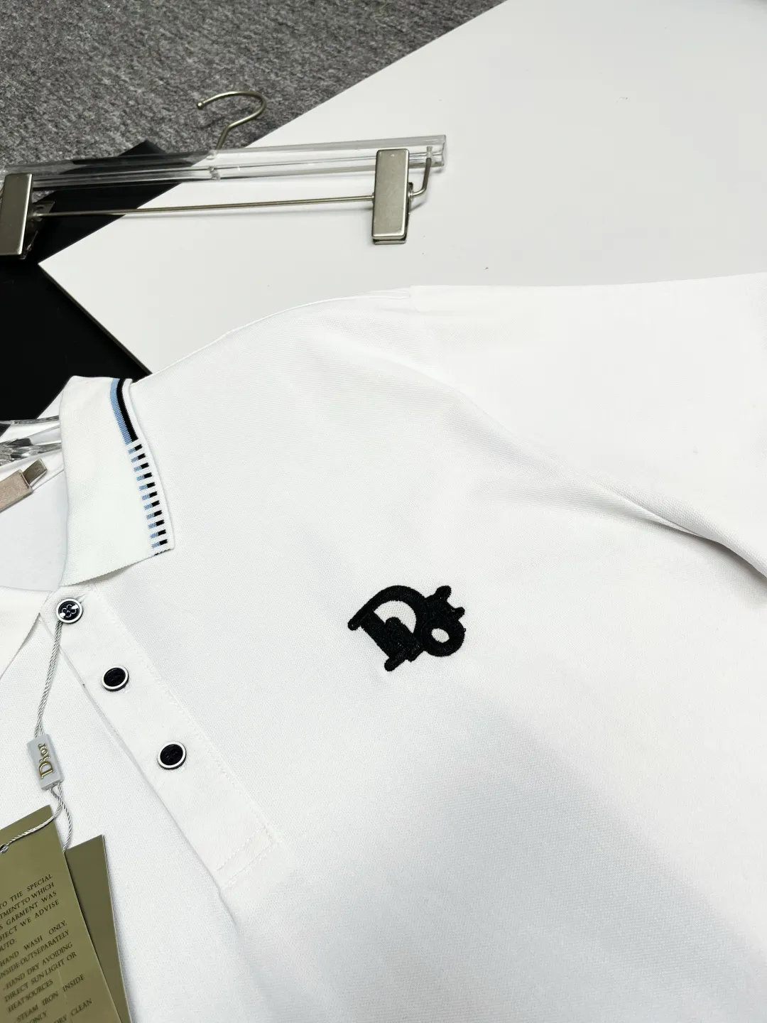 🅿️220 DIOR Dior embroidered new zipper Polo shirt. Original fabric. Official same style. Made of 210 grams of mercerized pique cotton, customized in the same vat dyeing fabric. It feels very comfortable and smooth. The version is quite wide and stylish. Produced by a first-line brand OEM factory. Imported Behringer embroidery machine. The embroidery is full and textured. The collar rib is woven with imported yarn. It will not deform after long-term wear. The latest style for spring and summer. Fashionable and individual. Super versatile and good-looking. It is very suitable for both men and women. It is a must-have item. Color: black, white, red. Size: M-XXXL