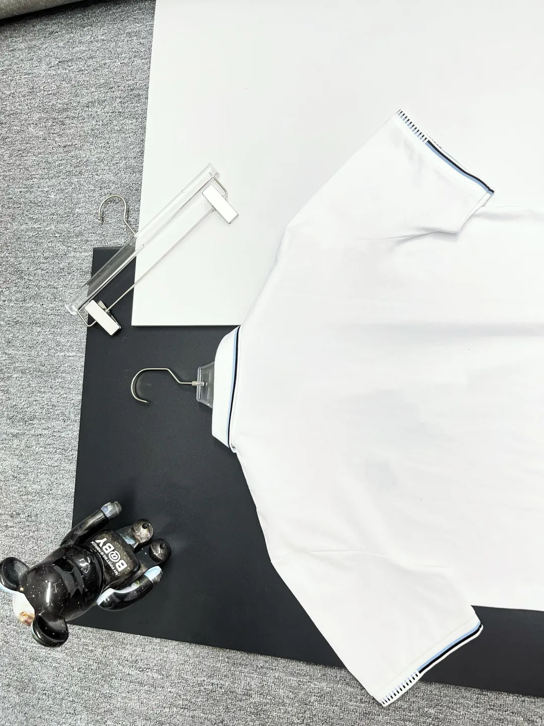 🅿️220 DIOR Dior embroidered new zipper Polo shirt. Original fabric. Official same style. Made of 210 grams of mercerized pique cotton, customized in the same vat dyeing fabric. It feels very comfortable and smooth. The version is quite wide and stylish. Produced by a first-line brand OEM factory. Imported Behringer embroidery machine. The embroidery is full and textured. The collar rib is woven with imported yarn. It will not deform after long-term wear. The latest style for spring and summer. Fashionable and individual. Super versatile and good-looking. It is very suitable for both men and women. It is a must-have item. Color: black, white, red. Size: M-XXXL