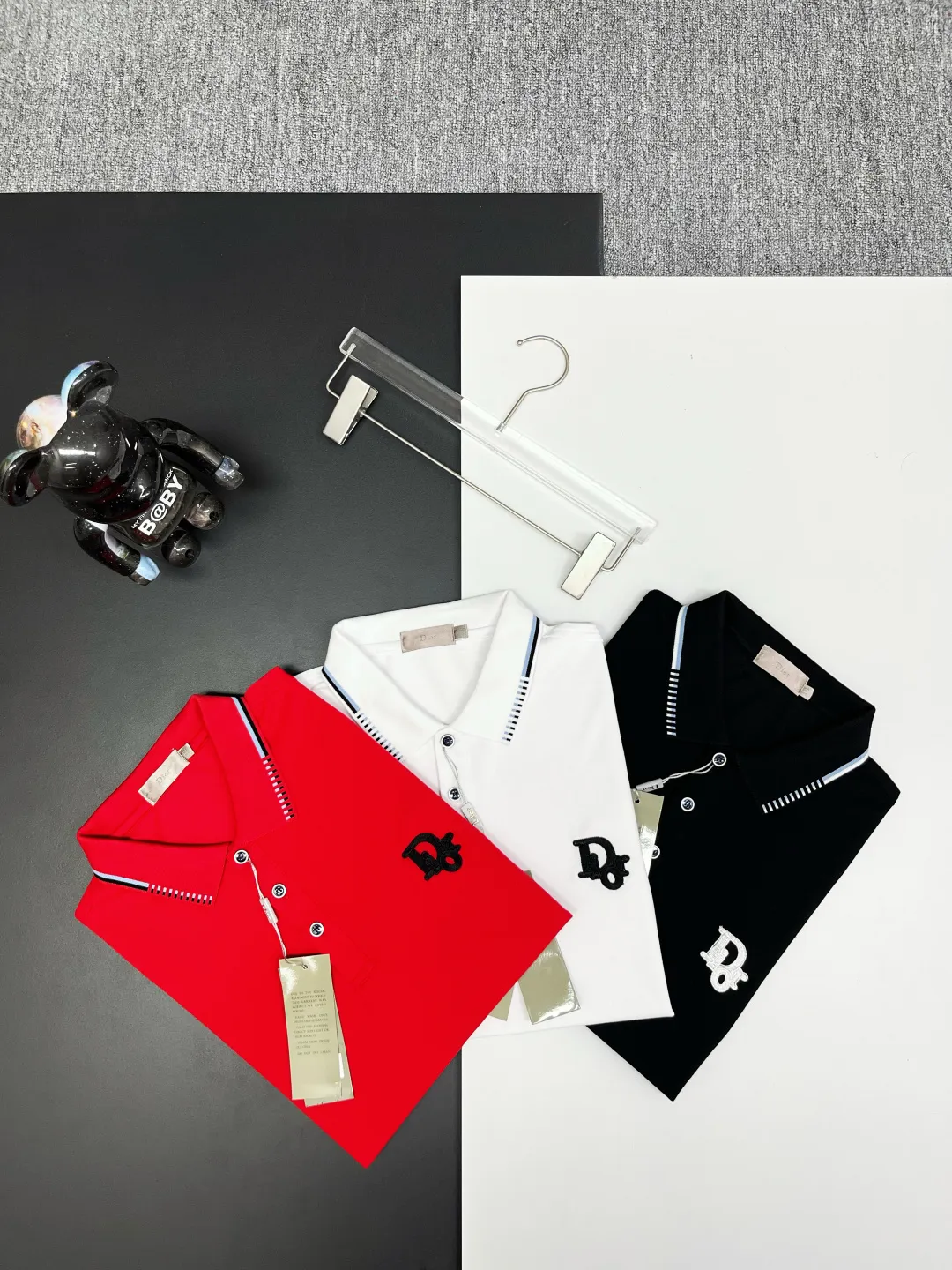 🅿️220 DIOR Dior embroidered new zipper Polo shirt. Original fabric. Official same style. Made of 210 grams of mercerized pique cotton, customized in the same vat dyeing fabric. It feels very comfortable and smooth. The version is quite wide and stylish. Produced by a first-line brand OEM factory. Imported Behringer embroidery machine. The embroidery is full and textured. The collar rib is woven with imported yarn. It will not deform after long-term wear. The latest style for spring and summer. Fashionable and individual. Super versatile and good-looking. It is very suitable for both men and women. It is a must-have item. Color: black, white, red. Size: M-XXXL