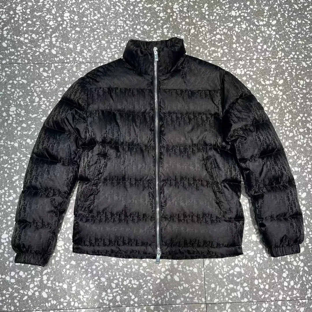 🅿️The 780 popular model uses high-quality fabrics to show dazzling and always maintains a high-end and gorgeous design line. It has fine workmanship and symbolizes the highest spirit of French fashion culture. 🔥Counter version⚠️The highest version on the market, super good quality. Original hardware customization, jacquard craft fabric, goose down filling. Color: black, navy blue, sky blue, gray, silver gray, code number: 44 46 48 50 52