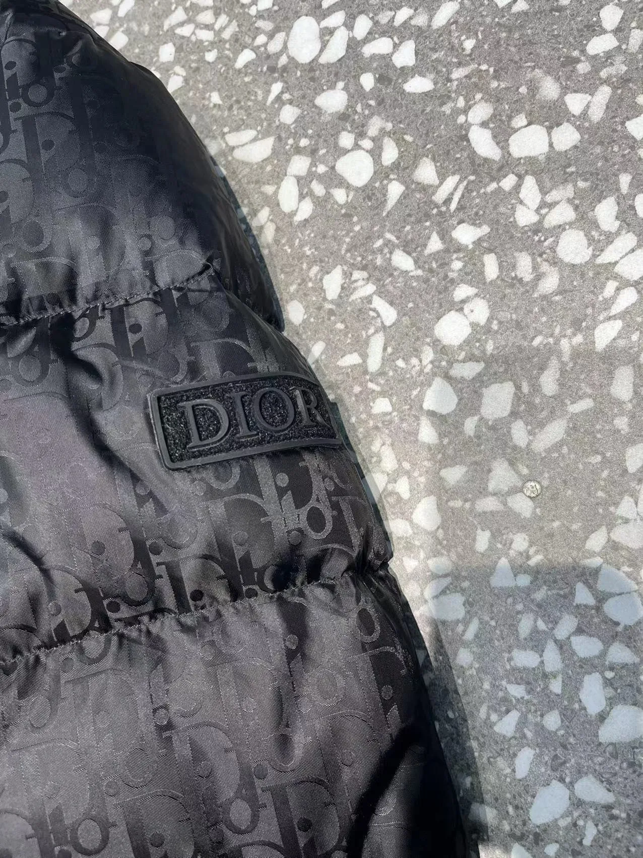 🅿️The 780 popular model uses high-quality fabrics to show dazzling and always maintains a high-end and gorgeous design line. It has fine workmanship and symbolizes the highest spirit of French fashion culture. 🔥Counter version⚠️The highest version on the market, super good quality. Original hardware customization, jacquard craft fabric, goose down filling. Color: black, navy blue, sky blue, gray, silver gray, code number: 44 46 48 50 52