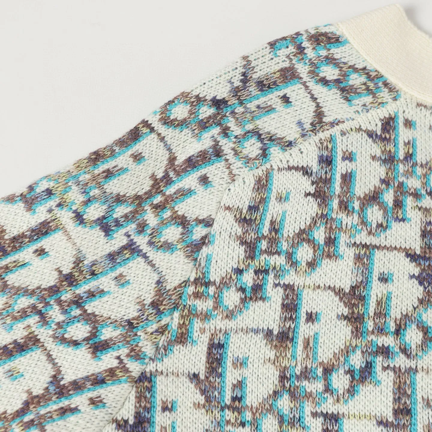 🅿️610 Dior/Dior presbyopic all-over printed wool cardigan is made of 55 wool blended materials, 55% wool and 45% cotton. The weaving method uses 10-count medium-thick and fine grain. It is woven on an imported wool loom. The sweater reinterprets Dior's classic Oblique print pattern. Crafted from sheep wool jacquard with ribbed details for a classic silhouette. Can be paired with a variety of outfits to show off your personality. size: S M L XL