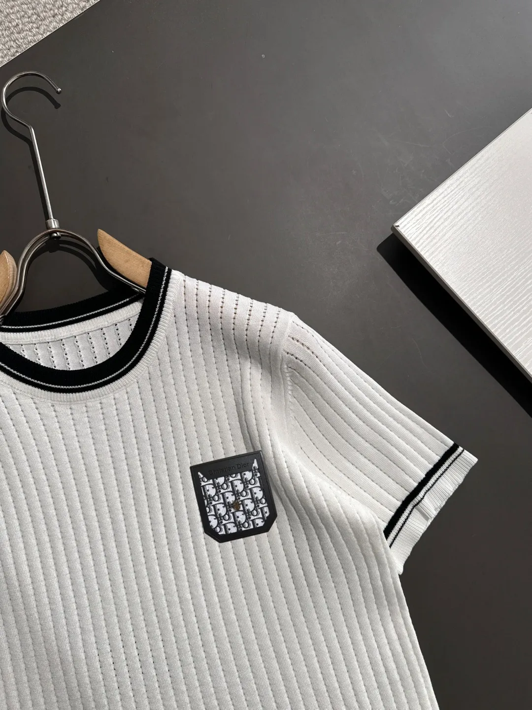 🅿️330 shipped next day. High quality Dior 2025 spring and summer new men's round neck short-sleeved T-shirt. Made of combed cotton yarn knitted cotton fabric. Pure cotton high-weight special yarn. It feels heavy when weighed. The upper body is also more textured than ordinary T-shirts. This texture can cope with the weather easily and is suitable for both hot and cold! The pattern on the chest adopts three-dimensional embroidery technology, and is perfectly produced stitch by stitch with reference to the original version! Loose fit design, looks noble. Size: M to XXXL