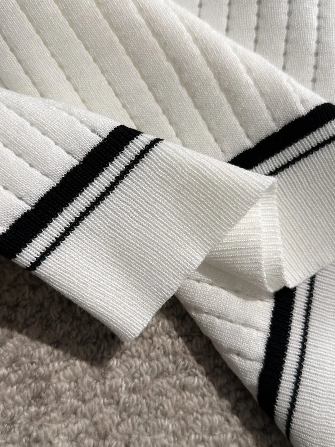 🅿️330 shipped next day. High quality Dior 2025 spring and summer new men's round neck short-sleeved T-shirt. Made of combed cotton yarn knitted cotton fabric. Pure cotton high-weight special yarn. It feels heavy when weighed. The upper body is also more textured than ordinary T-shirts. This texture can cope with the weather easily and is suitable for both hot and cold! The pattern on the chest adopts three-dimensional embroidery technology, and is perfectly produced stitch by stitch with reference to the original version! Loose fit design, looks noble. Size: M to XXXL