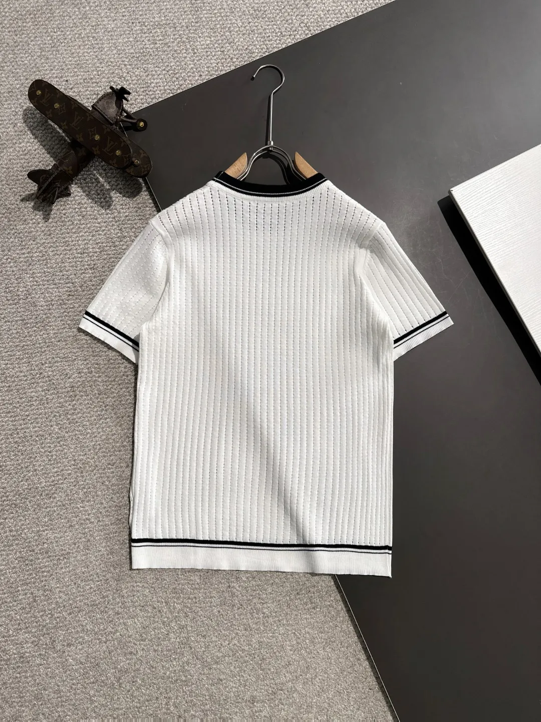 🅿️330 shipped next day. High quality Dior 2025 spring and summer new men's round neck short-sleeved T-shirt. Made of combed cotton yarn knitted cotton fabric. Pure cotton high-weight special yarn. It feels heavy when weighed. The upper body is also more textured than ordinary T-shirts. This texture can cope with the weather easily and is suitable for both hot and cold! The pattern on the chest adopts three-dimensional embroidery technology, and is perfectly produced stitch by stitch with reference to the original version! Loose fit design, looks noble. Size: M to XXXL