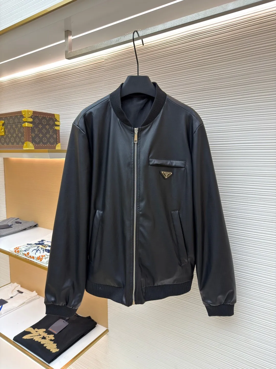 Prada reversible leather plain jacket ●Item number: 1681168-C65 ●Fabric: Leather lambskin fabric ●Technology: Ergonomic three-dimensional cutting ●Color: black ●Version: Fitted version ●Weight: about 970 grams ●Size: 46-48-50-52 ●Description: Customized Leather lambskin and rhyme-hole silky plain fabric, natural texture, natural luster, comfortable and close to the skin Double-sided charm, one garment for multiple enjoyments. On one side, the distinctive leather shows the noble texture, while on the other side, the simple plain grain interprets the low-key connotation. Clean lines and simple textures exude a sense of luxury from the inside out. The iconic enameled triangular metal logos are respectively embellished to highlight the elegance and nobility of the brand. It is highly recognizable. The two-sided transformation is wonderful and reflects each other. It unlocks a new dimension of fashion and uses imported infrared machines to locate the "Prada triangle logo" for more accurate positioning. Firm stone, ergonomic three-dimensional cutting, return to traditional craftsmanship through segmentation, folding, shrinking, and stretching techniques. The so-called slow work produces fine work, which is the respect for the material and the pursuit of feel. The workmanship is complex and tedious. Slow timeliness and high loss. The template machine opens the bag. The preset template guides the position, shape and size of the bag. The accuracy ensures the quality of the bag opening effect. The overall wiring is straight and delicate, the fabric is comfortable and soft, and the color is consistent without color difference. It can be matched with the same style to create a fashionable look and control various occasions. Customized accessories, complete with three standards, same style for men and women!
