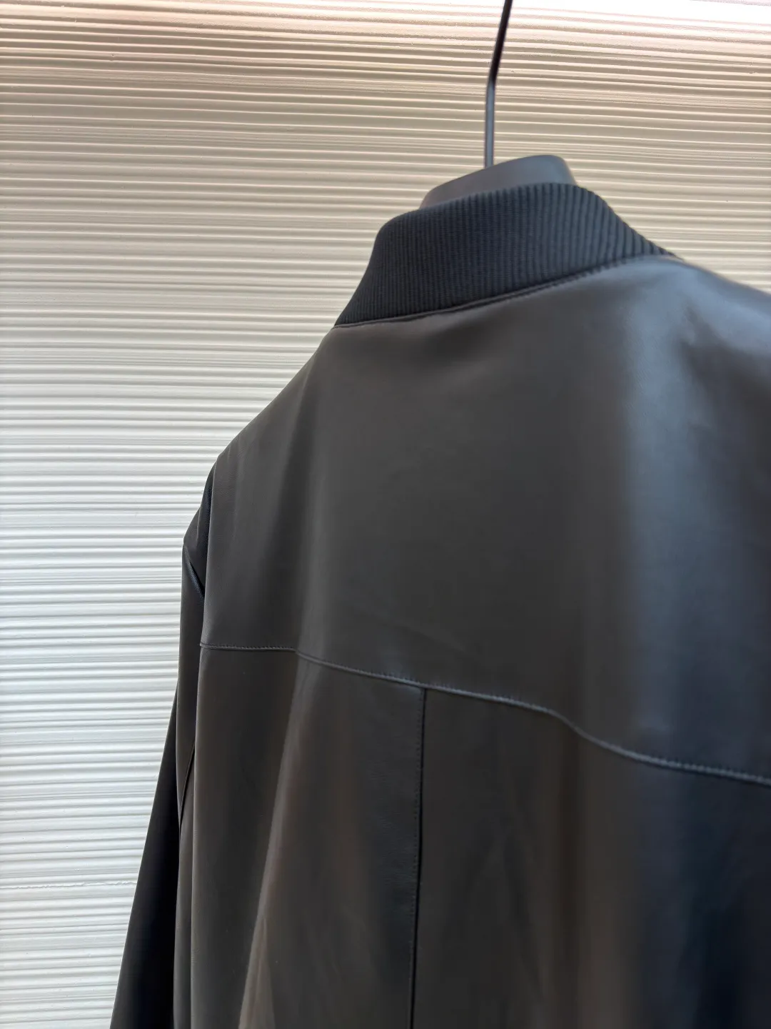 Prada reversible leather plain jacket ●Item number: 1681168-C65 ●Fabric: Leather lambskin fabric ●Technology: Ergonomic three-dimensional cutting ●Color: black ●Version: Fitted version ●Weight: about 970 grams ●Size: 46-48-50-52 ●Description: Customized Leather lambskin and rhyme-hole silky plain fabric, natural texture, natural luster, comfortable and close to the skin Double-sided charm, one garment for multiple enjoyments. On one side, the distinctive leather shows the noble texture, while on the other side, the simple plain grain interprets the low-key connotation. Clean lines and simple textures exude a sense of luxury from the inside out. The iconic enameled triangular metal logos are respectively embellished to highlight the elegance and nobility of the brand. It is highly recognizable. The two-sided transformation is wonderful and reflects each other. It unlocks a new dimension of fashion and uses imported infrared machines to locate the "Prada triangle logo" for more accurate positioning. Firm stone, ergonomic three-dimensional cutting, return to traditional craftsmanship through segmentation, folding, shrinking, and stretching techniques. The so-called slow work produces fine work, which is the respect for the material and the pursuit of feel. The workmanship is complex and tedious. Slow timeliness and high loss. The template machine opens the bag. The preset template guides the position, shape and size of the bag. The accuracy ensures the quality of the bag opening effect. The overall wiring is straight and delicate, the fabric is comfortable and soft, and the color is consistent without color difference. It can be matched with the same style to create a fashionable look and control various occasions. Customized accessories, complete with three standards, same style for men and women!