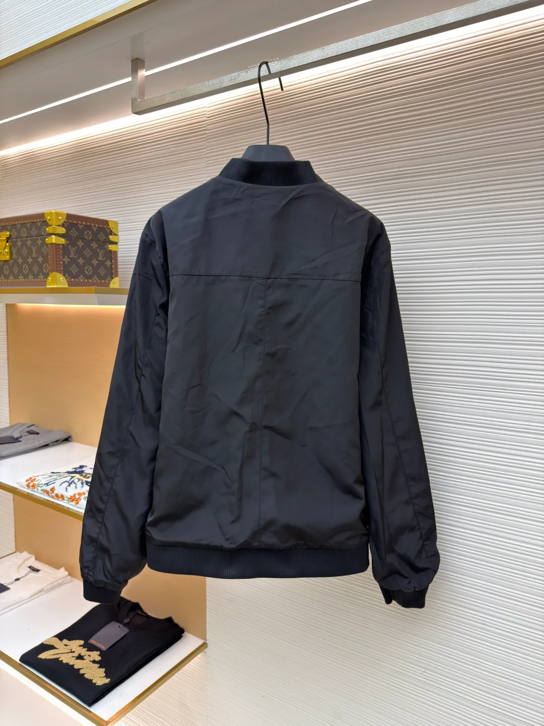 Prada reversible leather plain jacket ●Item number: 1681168-C65 ●Fabric: Leather lambskin fabric ●Technology: Ergonomic three-dimensional cutting ●Color: black ●Version: Fitted version ●Weight: about 970 grams ●Size: 46-48-50-52 ●Description: Customized Leather lambskin and rhyme-hole silky plain fabric, natural texture, natural luster, comfortable and close to the skin Double-sided charm, one garment for multiple enjoyments. On one side, the distinctive leather shows the noble texture, while on the other side, the simple plain grain interprets the low-key connotation. Clean lines and simple textures exude a sense of luxury from the inside out. The iconic enameled triangular metal logos are respectively embellished to highlight the elegance and nobility of the brand. It is highly recognizable. The two-sided transformation is wonderful and reflects each other. It unlocks a new dimension of fashion and uses imported infrared machines to locate the "Prada triangle logo" for more accurate positioning. Firm stone, ergonomic three-dimensional cutting, return to traditional craftsmanship through segmentation, folding, shrinking, and stretching techniques. The so-called slow work produces fine work, which is the respect for the material and the pursuit of feel. The workmanship is complex and tedious. Slow timeliness and high loss. The template machine opens the bag. The preset template guides the position, shape and size of the bag. The accuracy ensures the quality of the bag opening effect. The overall wiring is straight and delicate, the fabric is comfortable and soft, and the color is consistent without color difference. It can be matched with the same style to create a fashionable look and control various occasions. Customized accessories, complete with three standards, same style for men and women!
