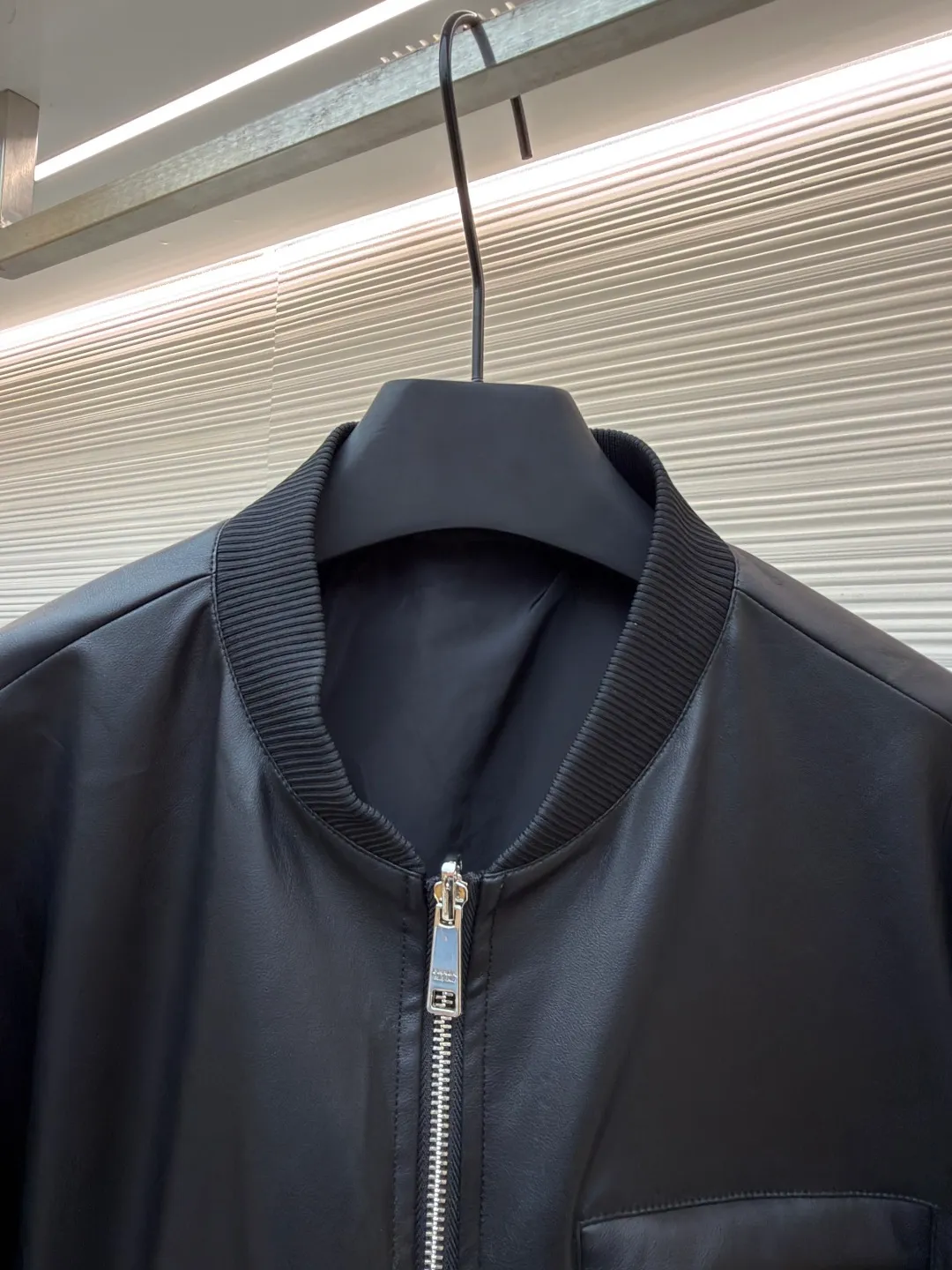Prada reversible leather plain jacket ●Item number: 1681168-C65 ●Fabric: Leather lambskin fabric ●Technology: Ergonomic three-dimensional cutting ●Color: black ●Version: Fitted version ●Weight: about 970 grams ●Size: 46-48-50-52 ●Description: Customized Leather lambskin and rhyme-hole silky plain fabric, natural texture, natural luster, comfortable and close to the skin Double-sided charm, one garment for multiple enjoyments. On one side, the distinctive leather shows the noble texture, while on the other side, the simple plain grain interprets the low-key connotation. Clean lines and simple textures exude a sense of luxury from the inside out. The iconic enameled triangular metal logos are respectively embellished to highlight the elegance and nobility of the brand. It is highly recognizable. The two-sided transformation is wonderful and reflects each other. It unlocks a new dimension of fashion and uses imported infrared machines to locate the "Prada triangle logo" for more accurate positioning. Firm stone, ergonomic three-dimensional cutting, return to traditional craftsmanship through segmentation, folding, shrinking, and stretching techniques. The so-called slow work produces fine work, which is the respect for the material and the pursuit of feel. The workmanship is complex and tedious. Slow timeliness and high loss. The template machine opens the bag. The preset template guides the position, shape and size of the bag. The accuracy ensures the quality of the bag opening effect. The overall wiring is straight and delicate, the fabric is comfortable and soft, and the color is consistent without color difference. It can be matched with the same style to create a fashionable look and control various occasions. Customized accessories, complete with three standards, same style for men and women!