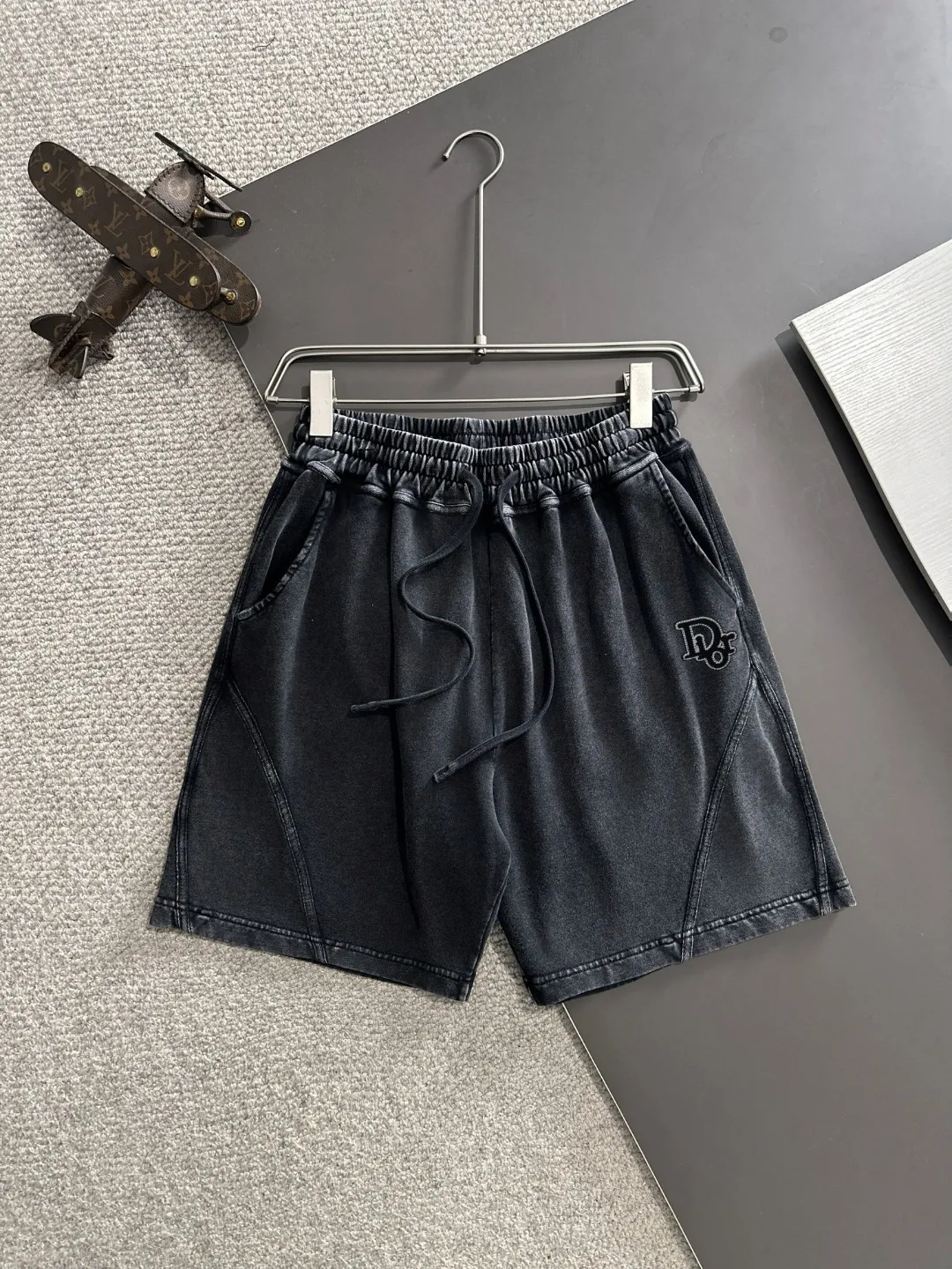 🅿️330 shipped next day, high quality DIOR/Dior 2025 spring and summer new casual solid color loose shorts with elastic band, two needle stitches at the hem of the trousers, fine and firm stitching, custom-made fabrics at the counter with high breathability and comfort, impeccable details, brand element design concept, reflecting high quality. It feels delicate and soft! It presents a casual cut and the upper body shape is great! Size: S-XXL